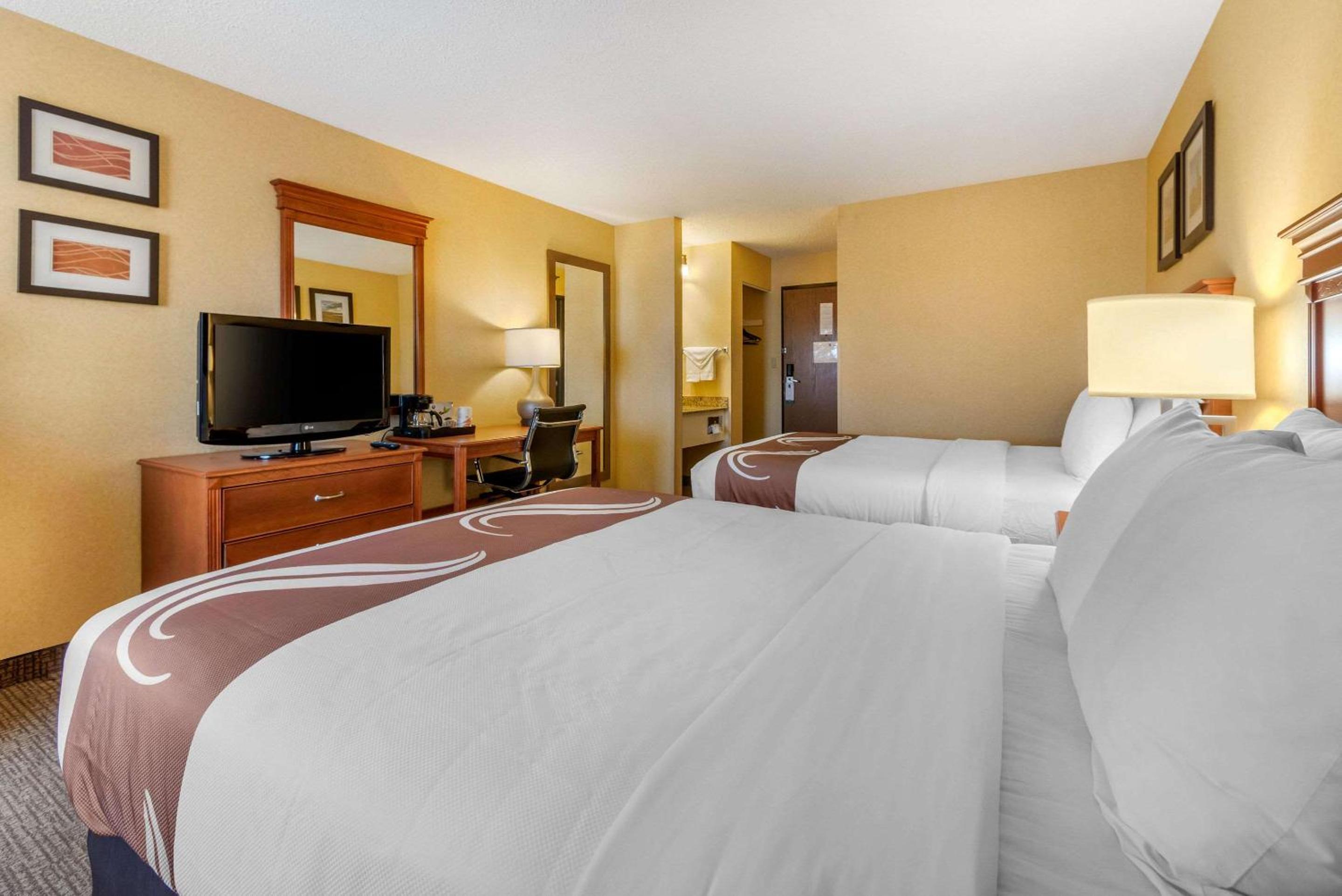 Queen Room with Two Queen Beds - Non-Smoking photo 3