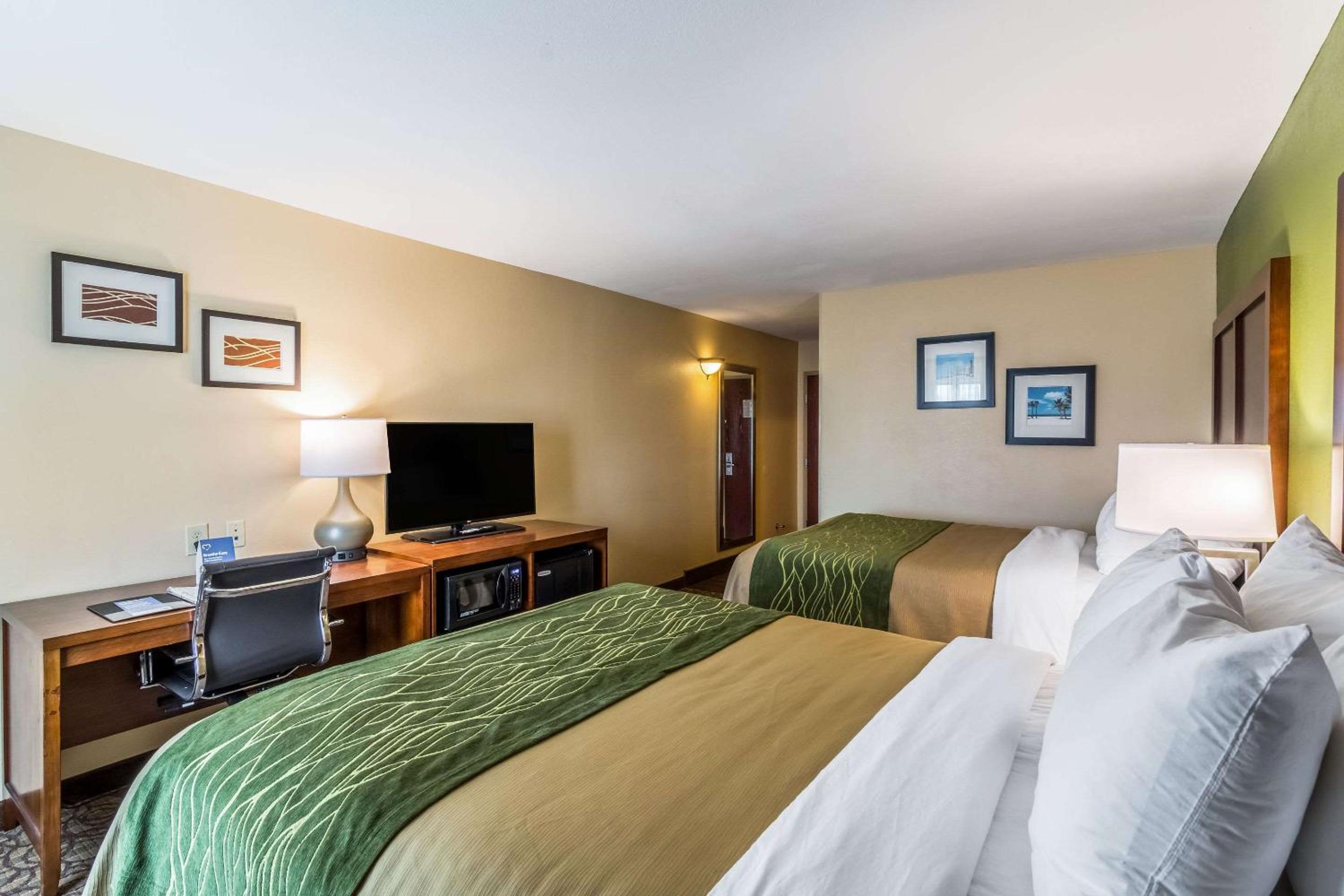 Queen Room with Two Queen Beds - Non-Smoking - Photo 4