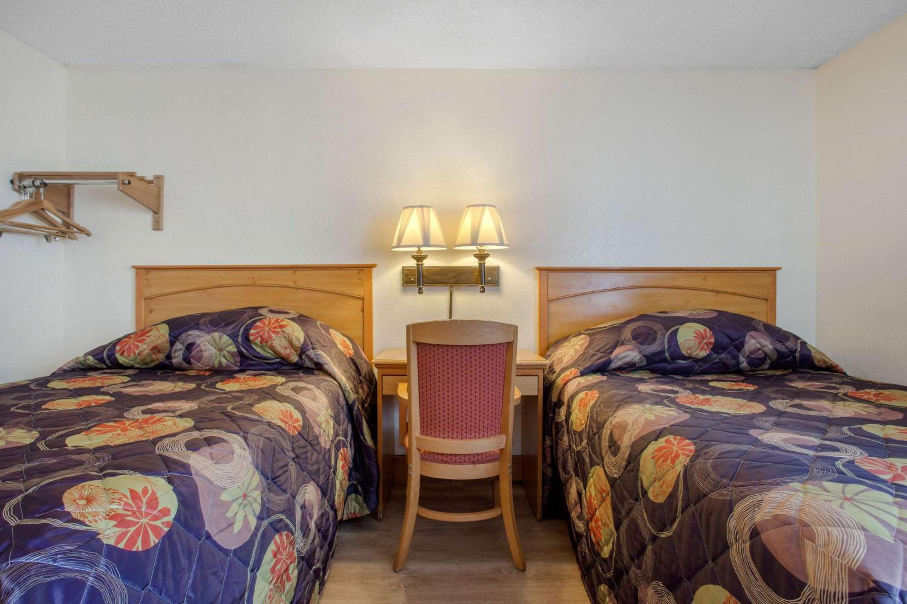 Double Room with Two Double Beds - Non-Smoking - Photo 2