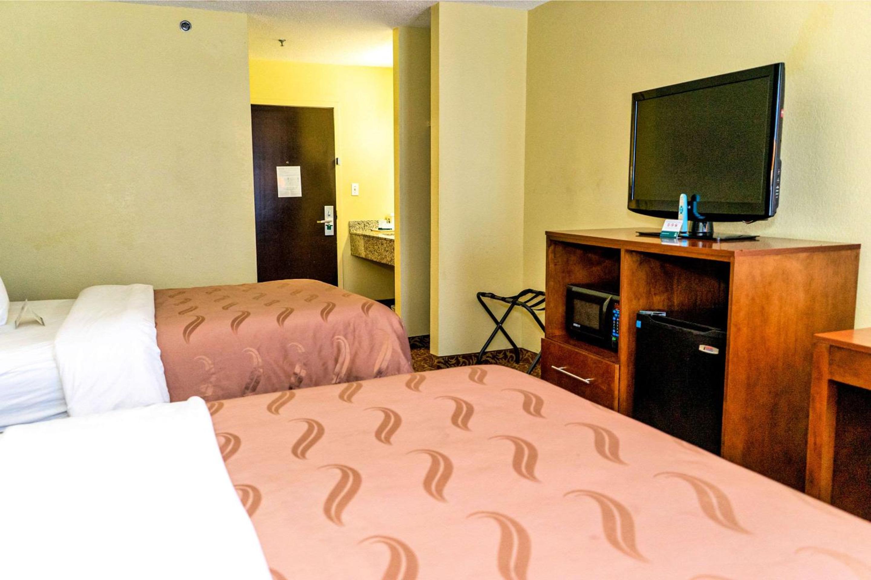 Queen Room with Two Queen Beds - Non-Smoking - Photo 1