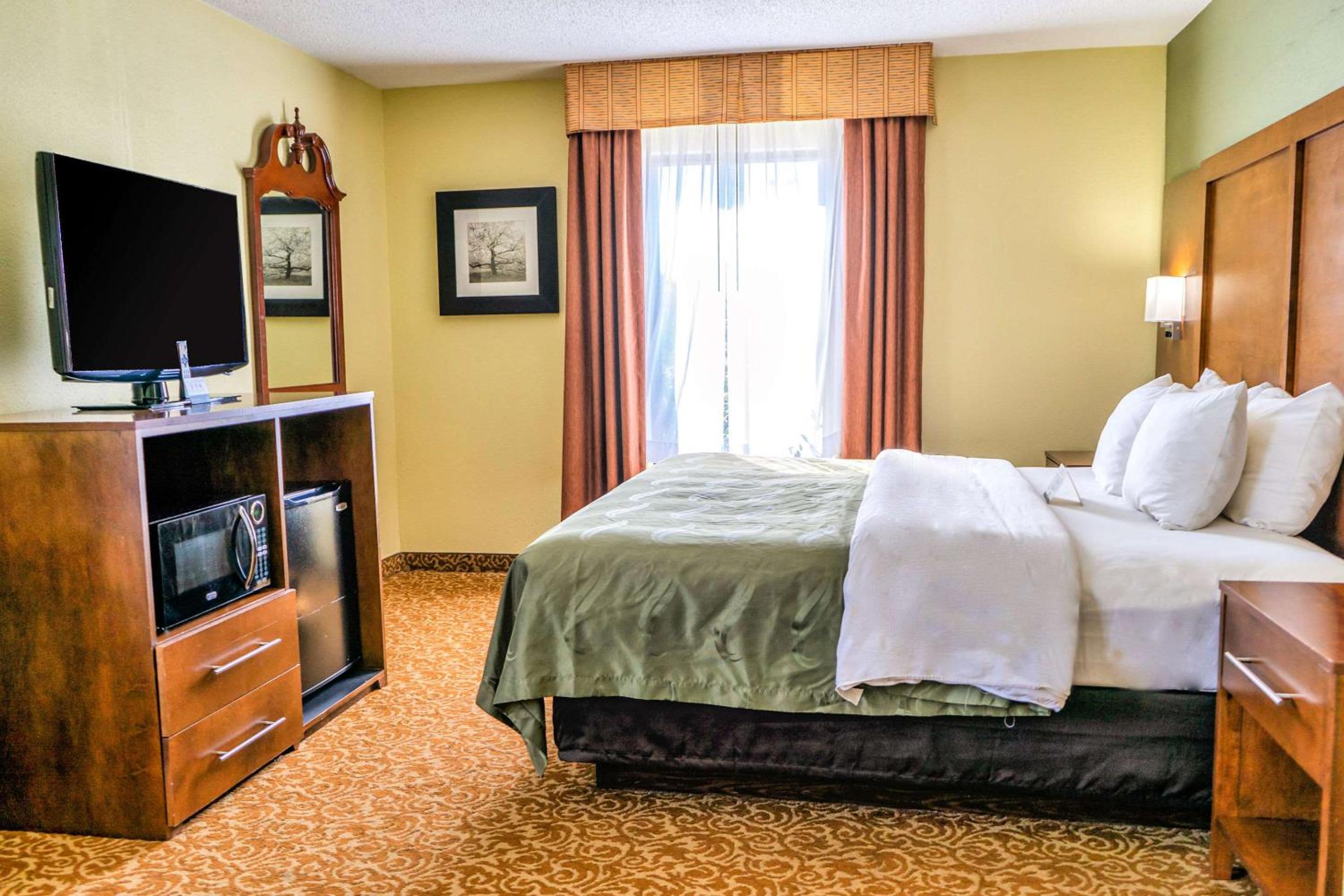 King Room - Non-Smoking - Photo 5