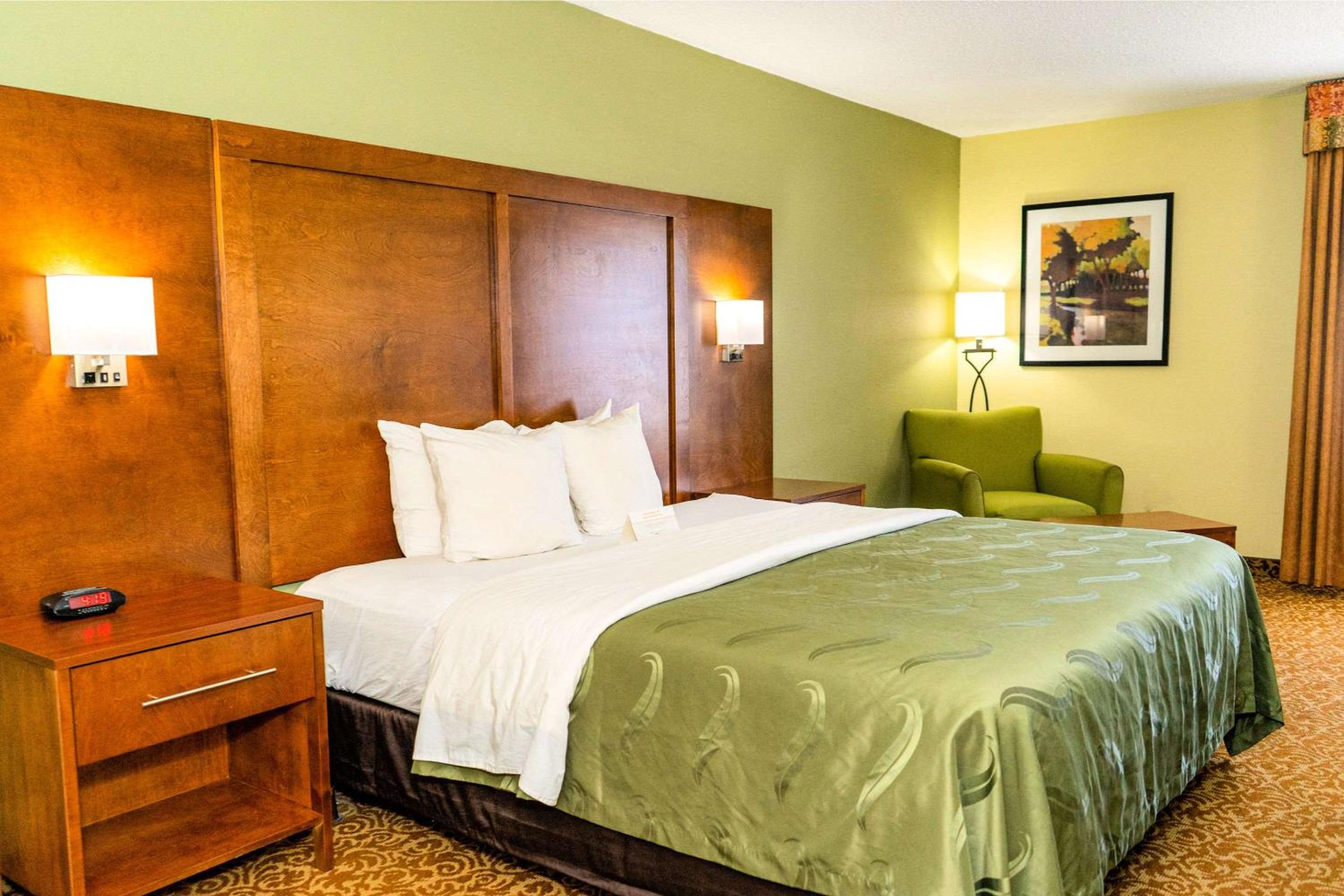 King Room - Non-Smoking - Photo 4