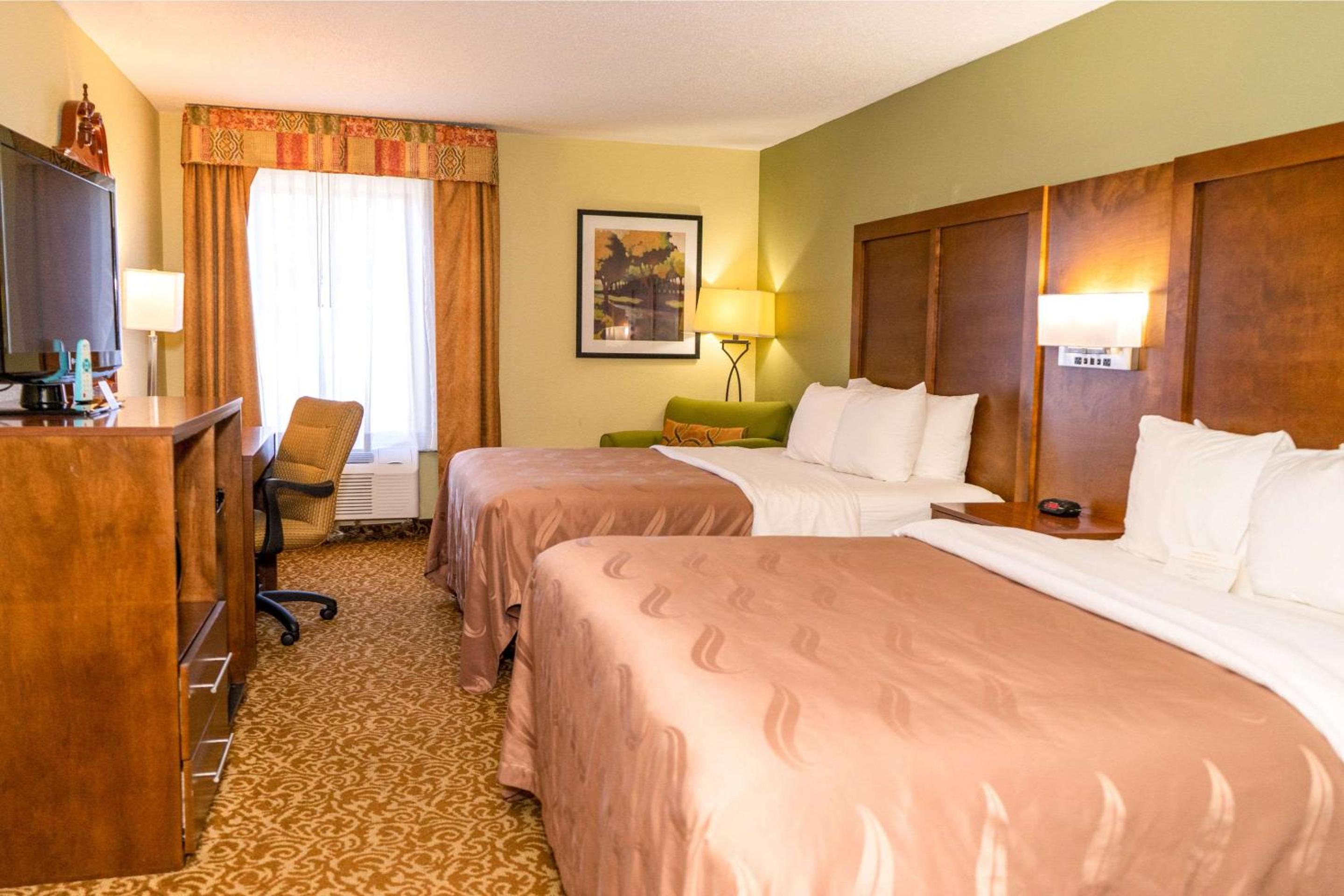 Queen Room with Two Queen Beds - Non-Smoking - Photo 2