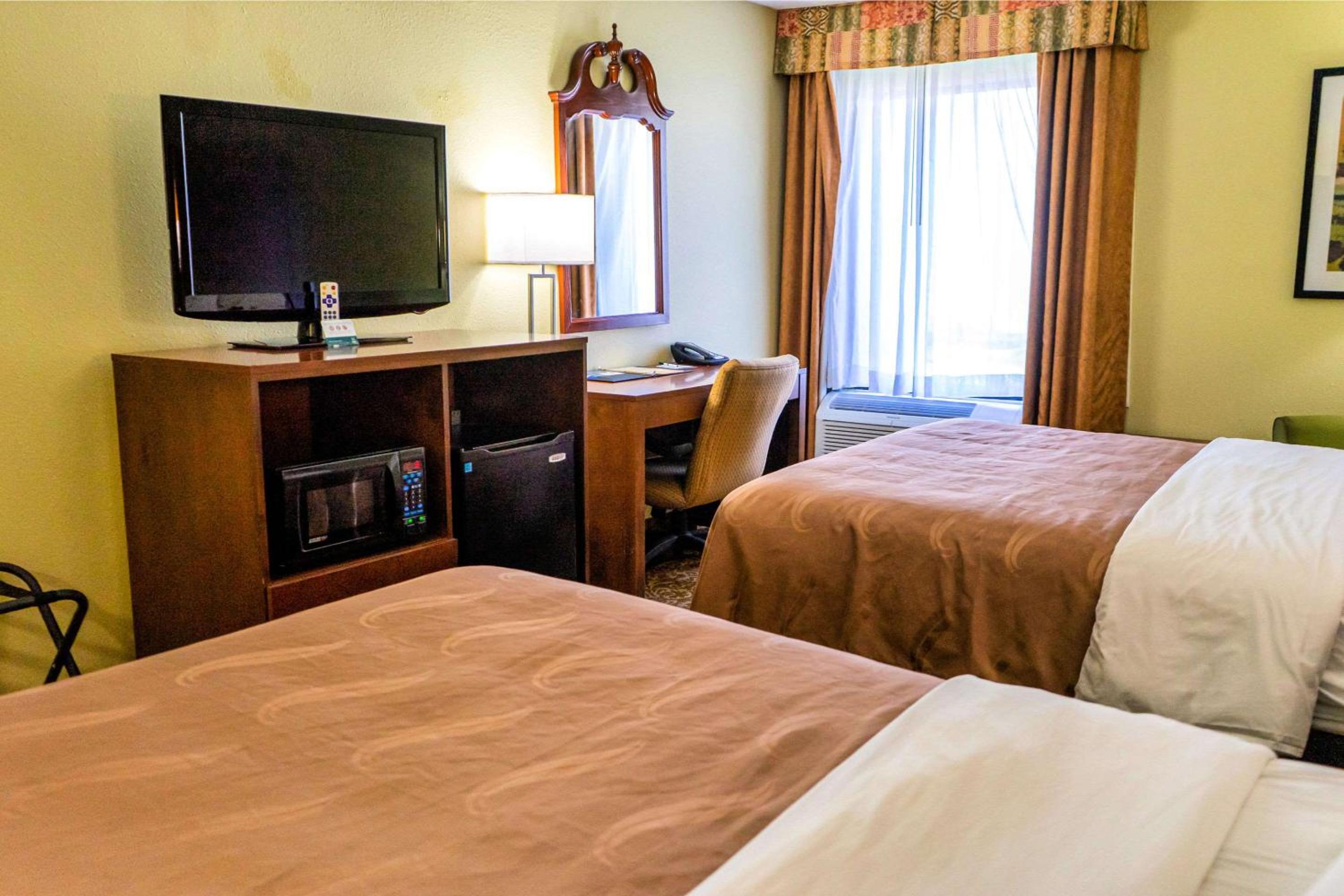 Queen Room with Two Queen Beds - Non-Smoking - Photo 5