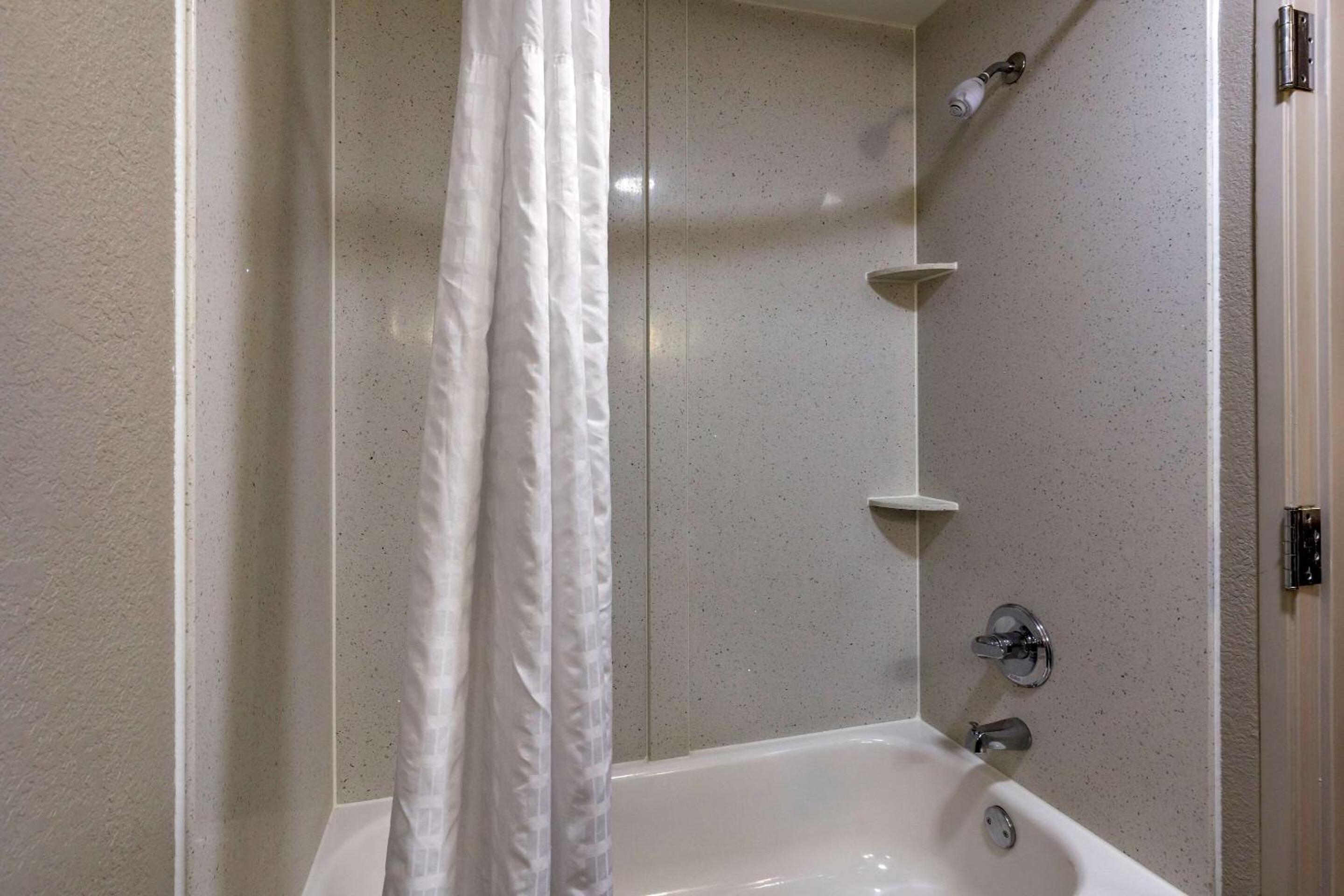 King Suite - Non-Smoking - Photo 7
