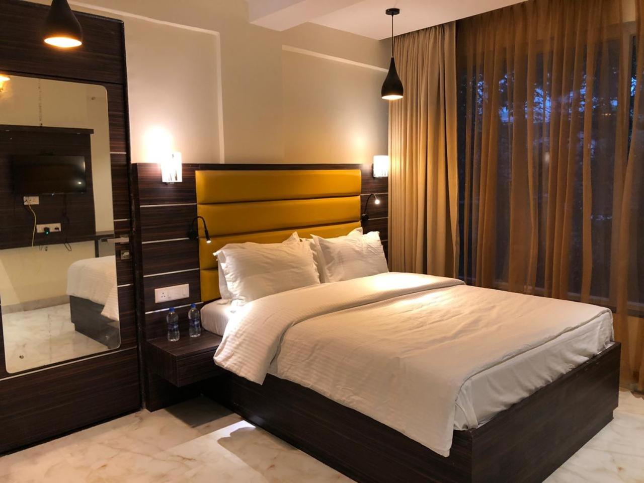 Deluxe King Room - Photo 1