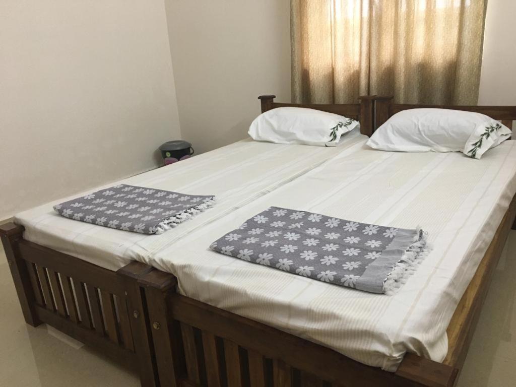 Standard Double Room with Fan - Photo 10