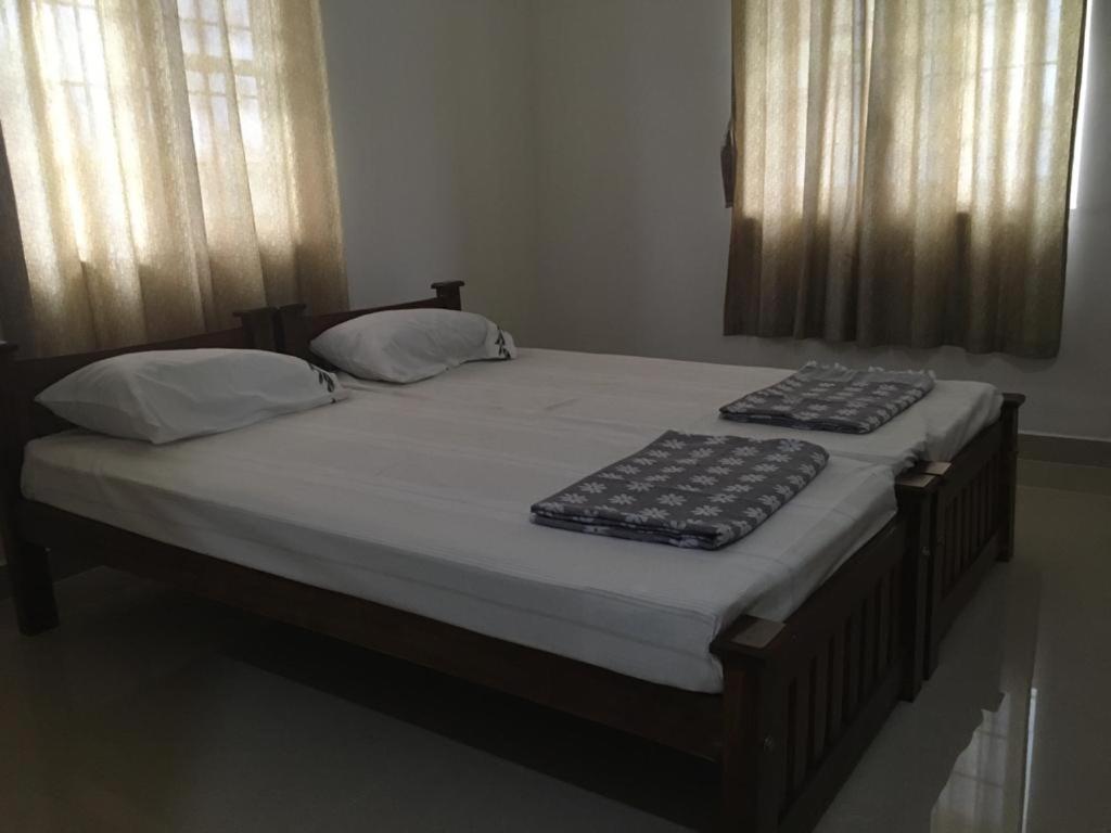 Standard Double Room with Fan - Photo 11