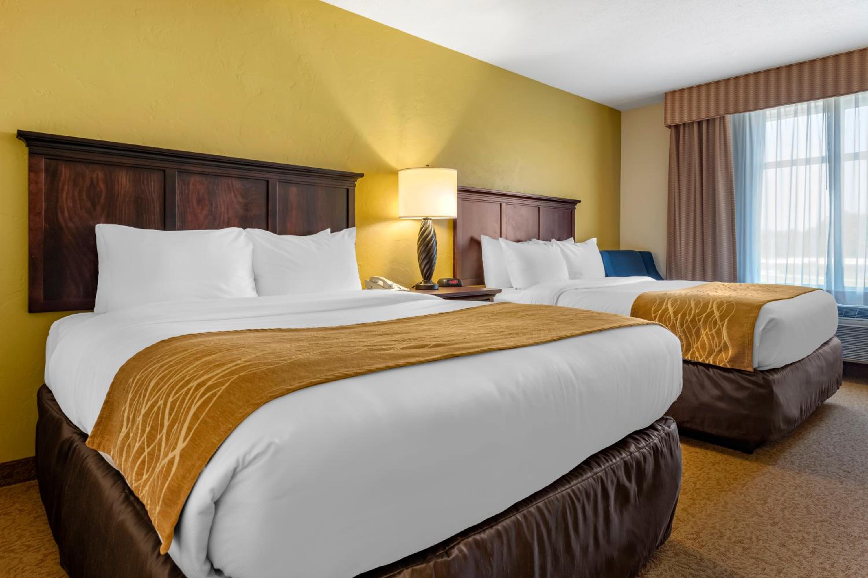 Standard Queen Room with Two Queen Beds - Non-Smoking - Photo 6