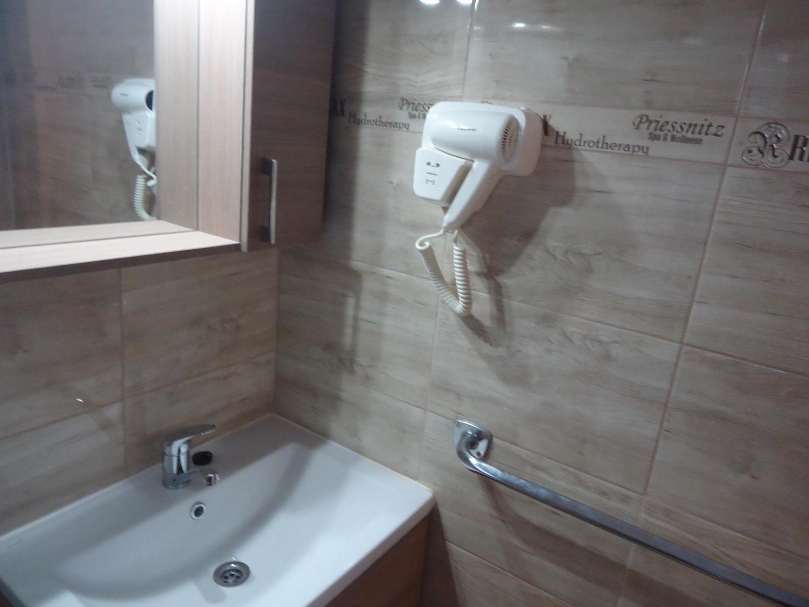 Deluxe Double Room - Photo 11
