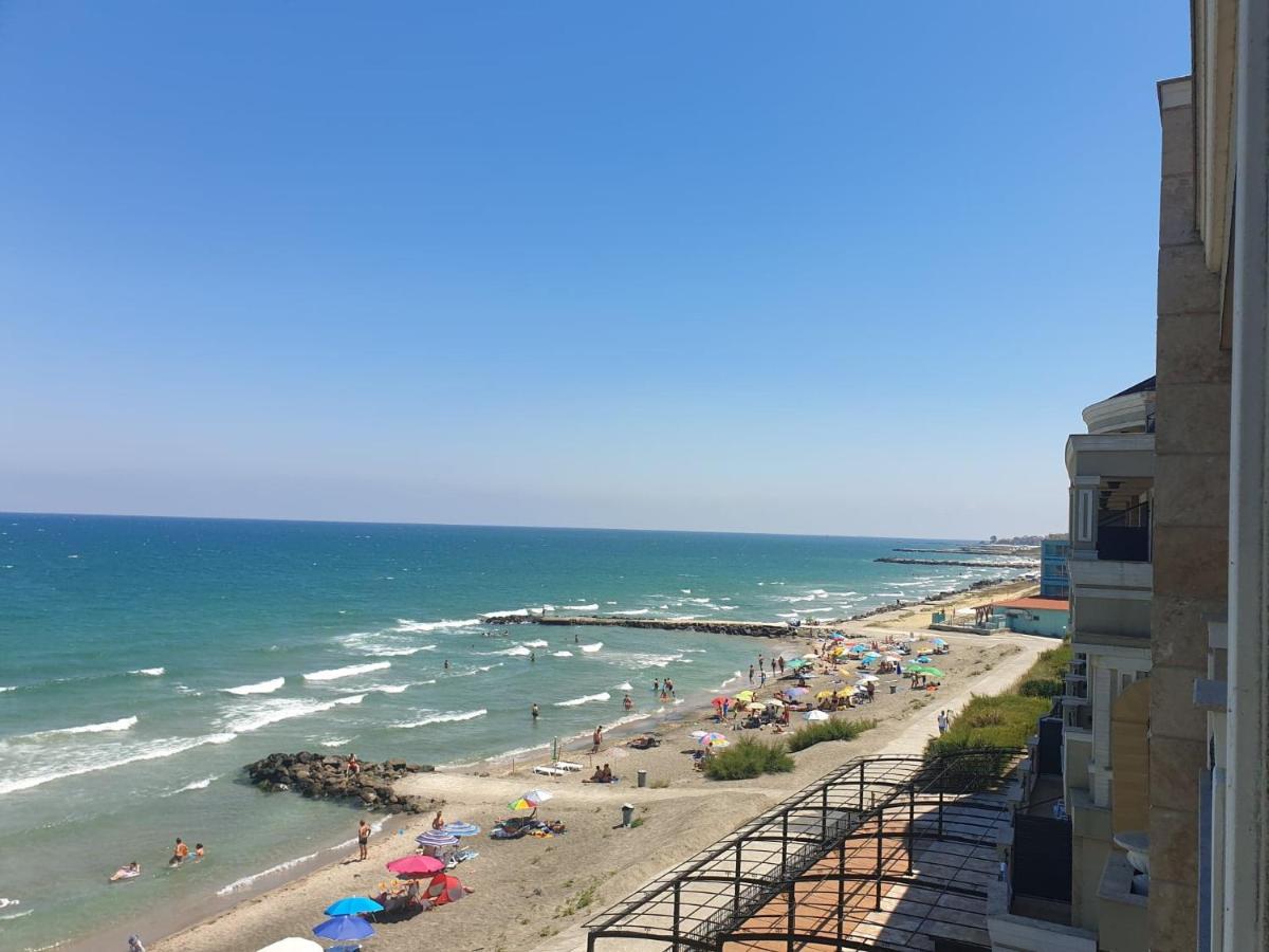 Two-Bedroom apartment with Lake and Sea View