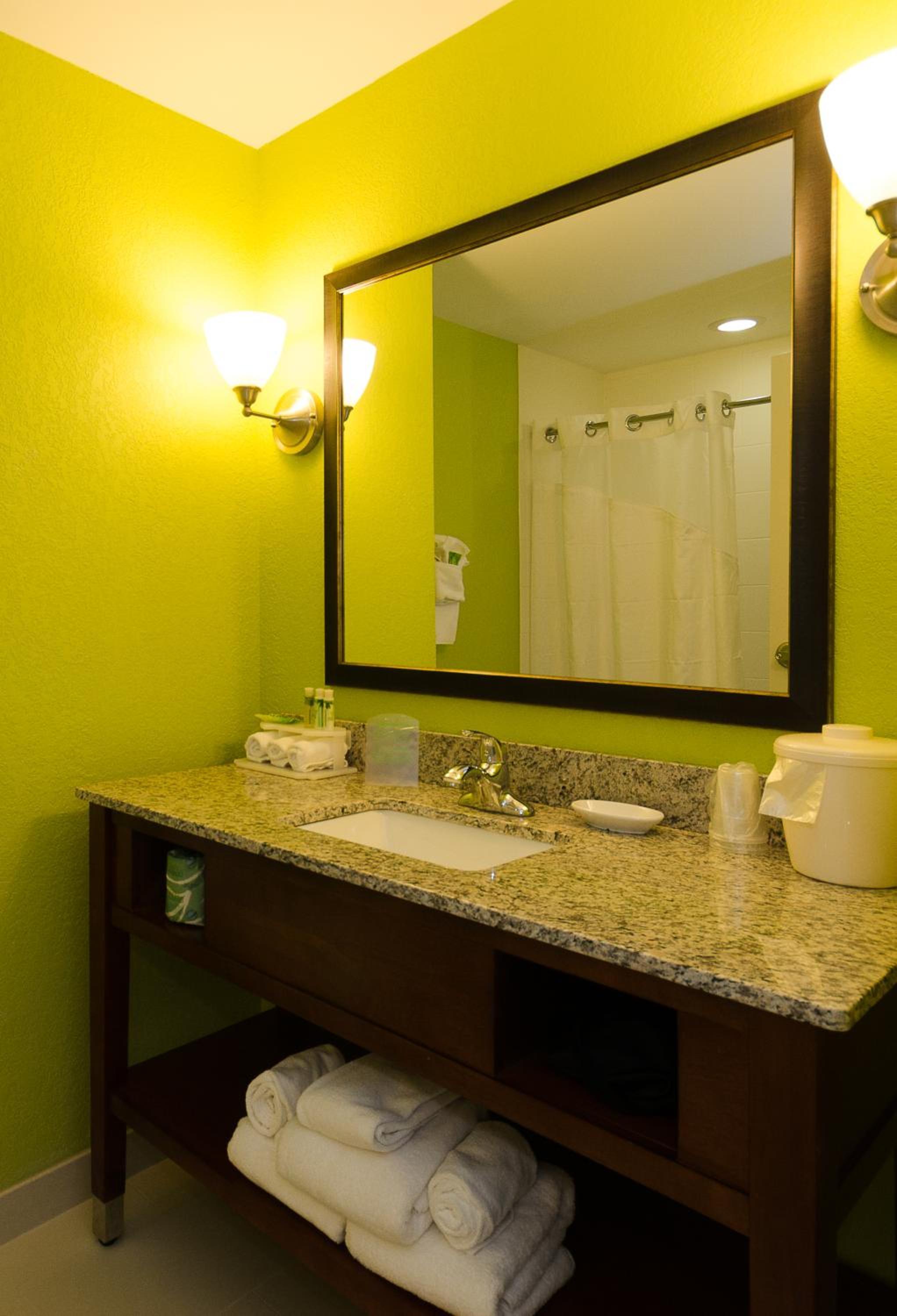 Standard Queen Room with Two Queen Beds - Photo 5