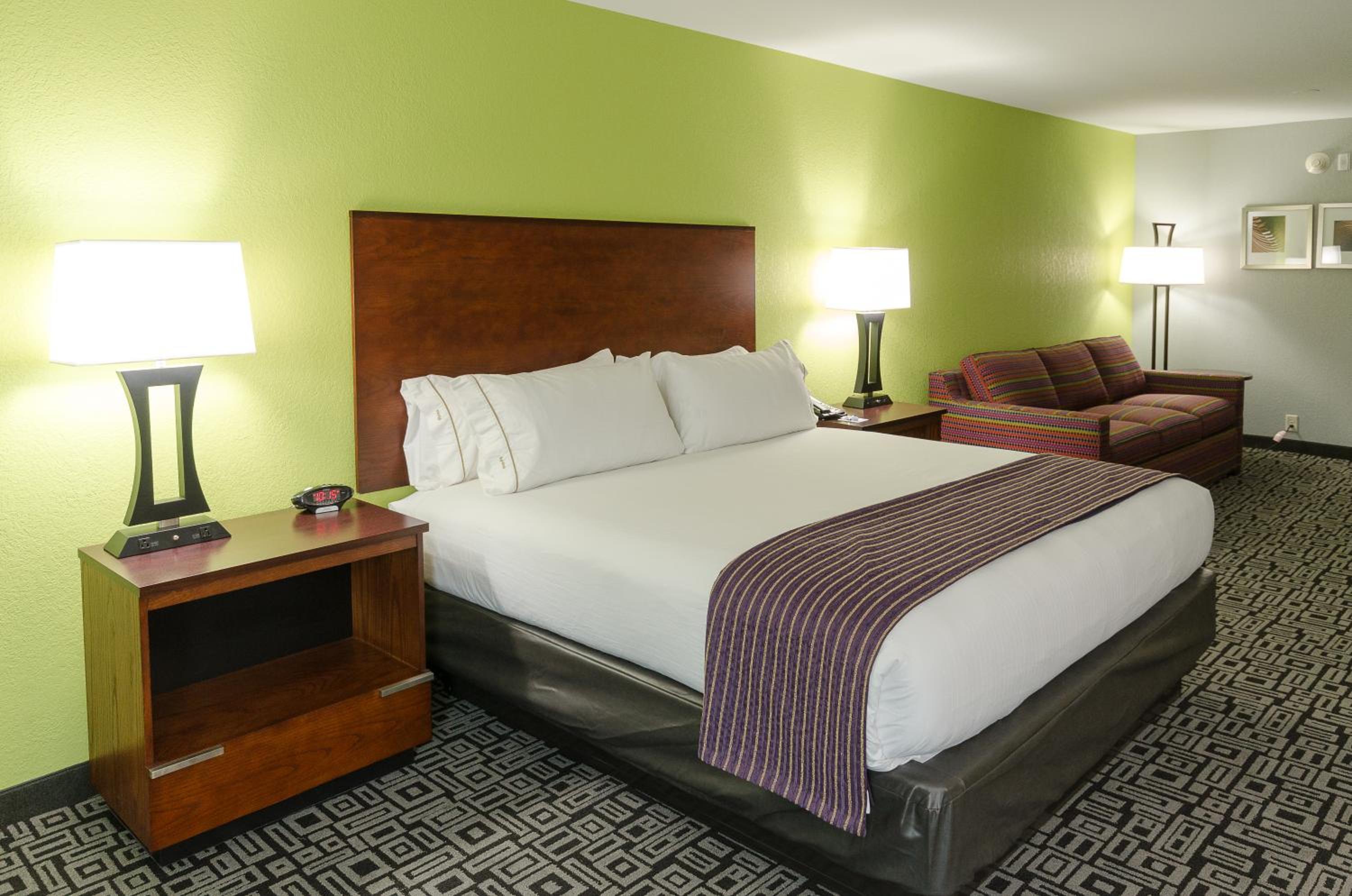Standard King Room with Sofa Bed - Non-Smoking - Photo 1