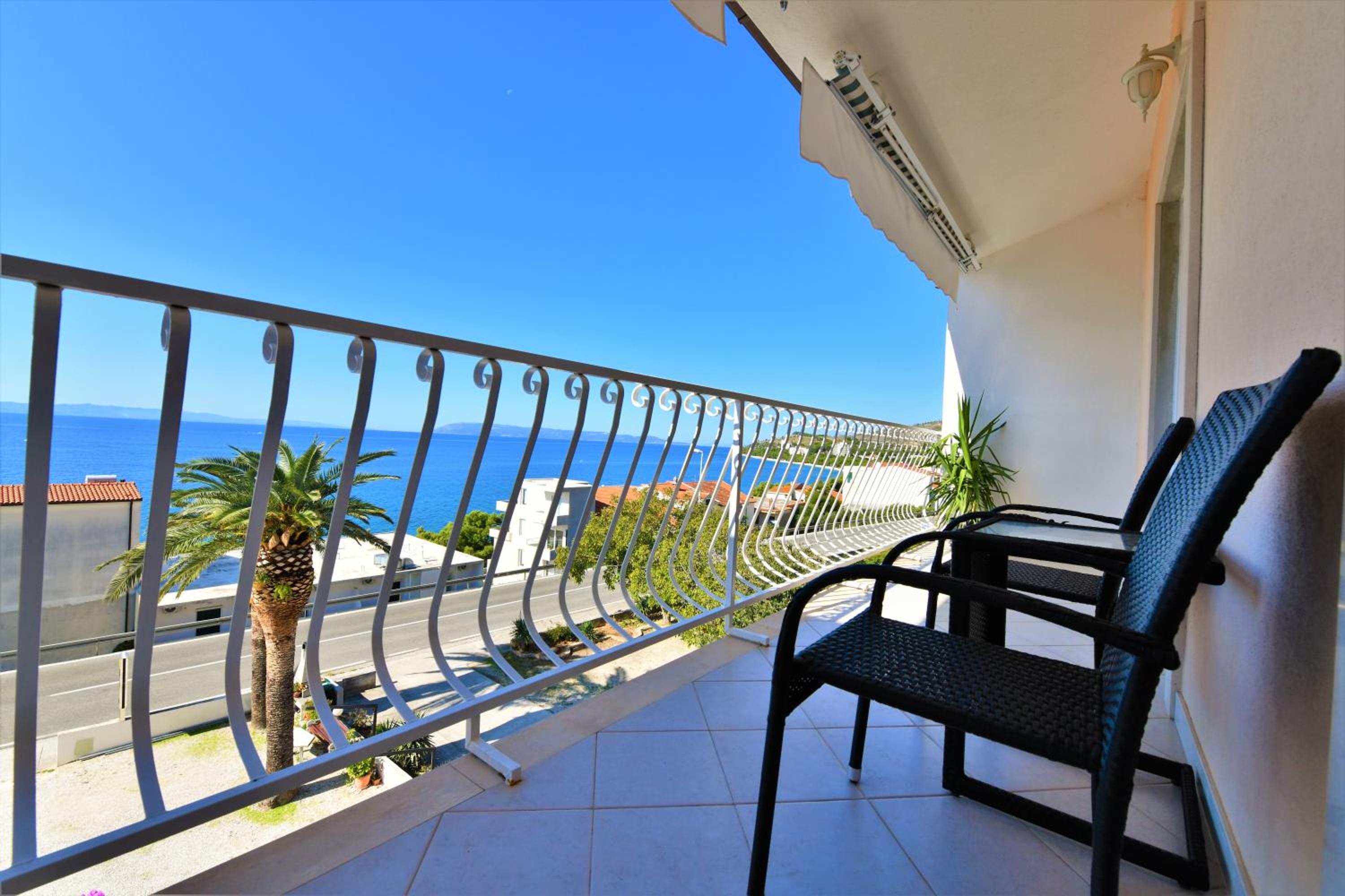 One-Bedroom Apartment with Sea View photo 3