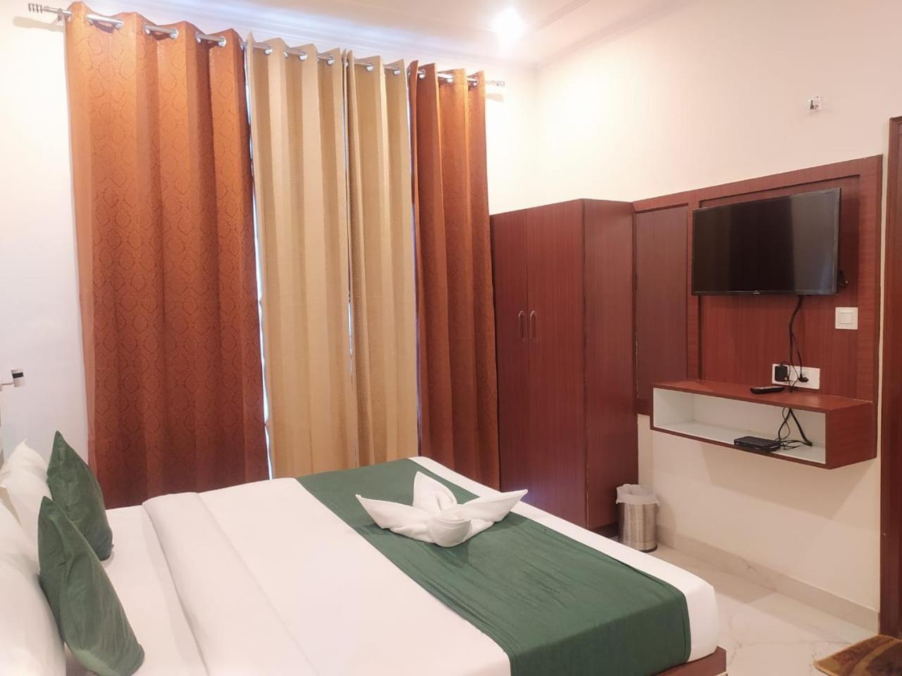 Deluxe Double Room with Balcony - Photo 13
