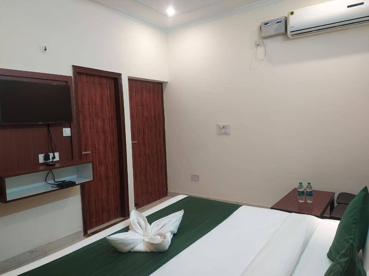 Deluxe Double Room with Balcony - Photo 12
