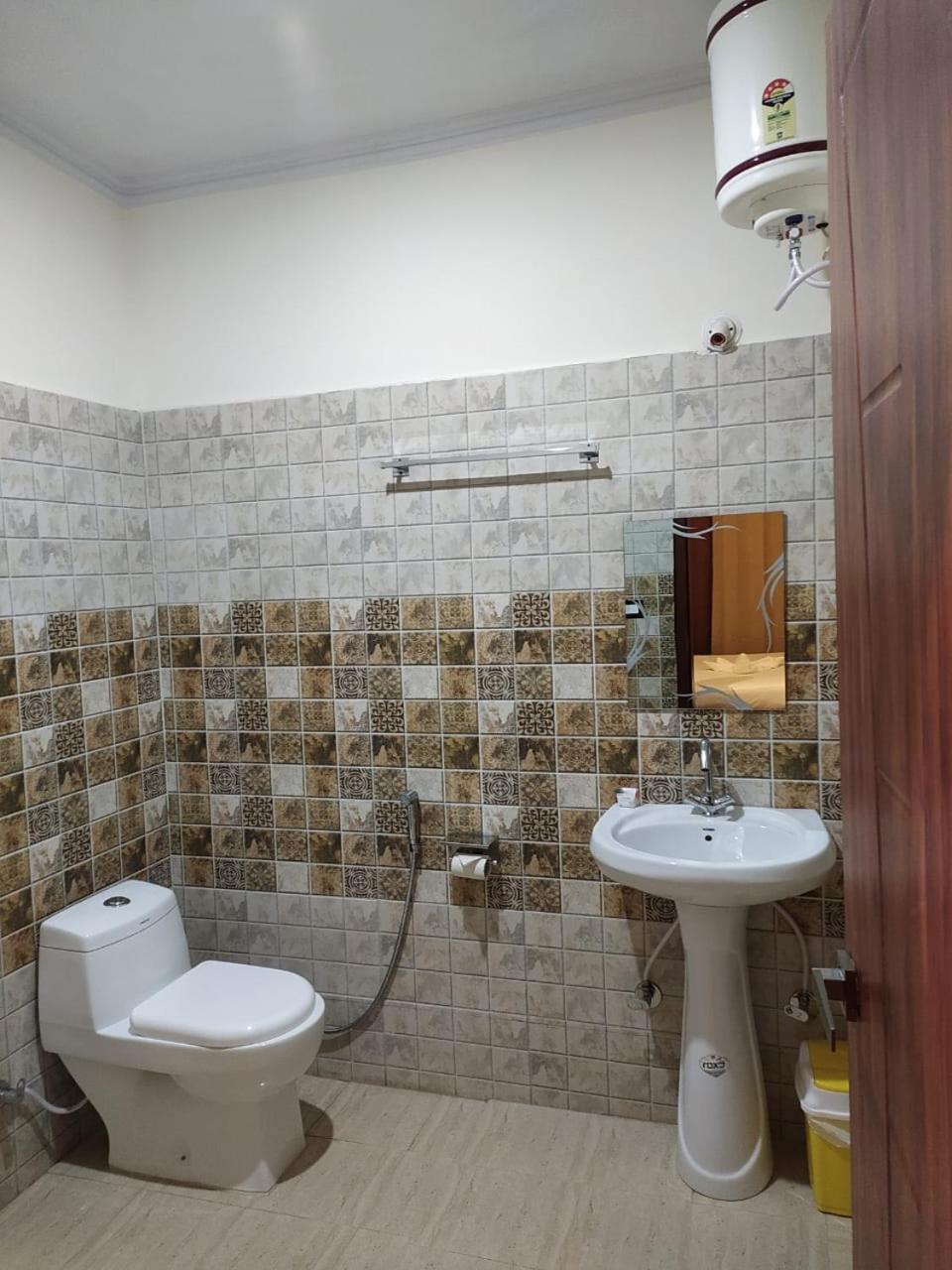 Deluxe Double Room with Balcony - Photo 15