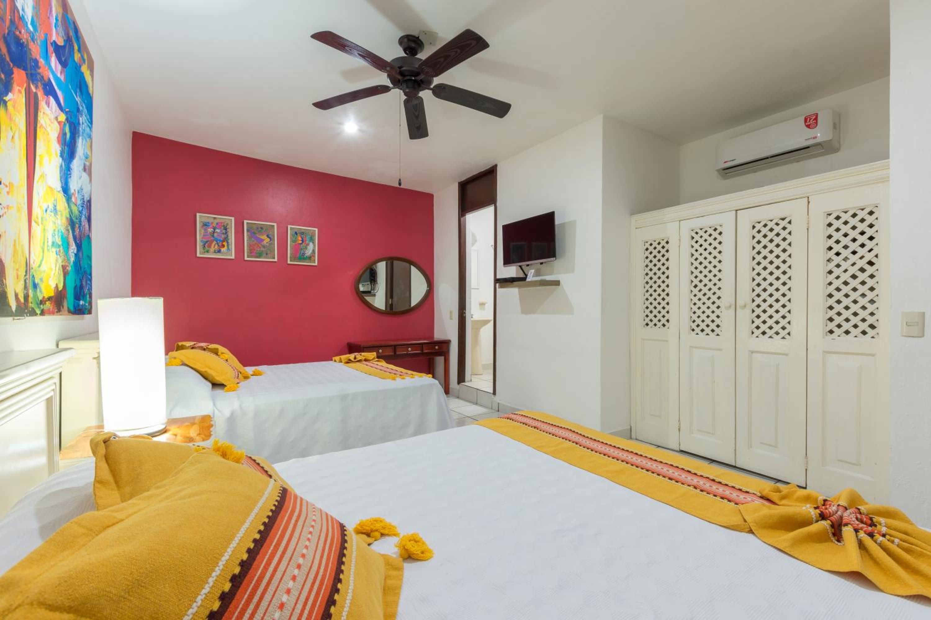 Standard Queen Room with Two Queen Beds photo 2