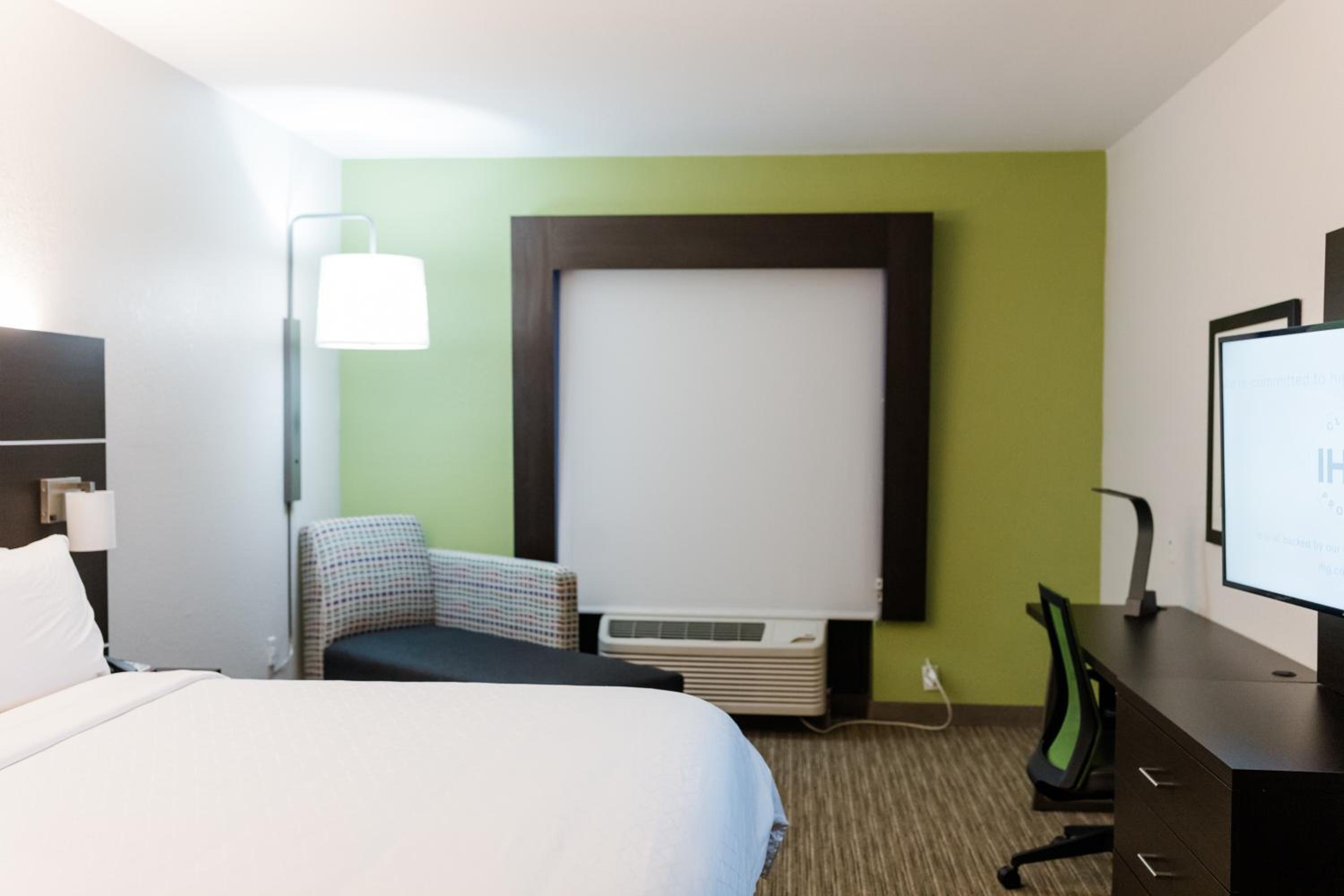 Standard King Room - Photo 8