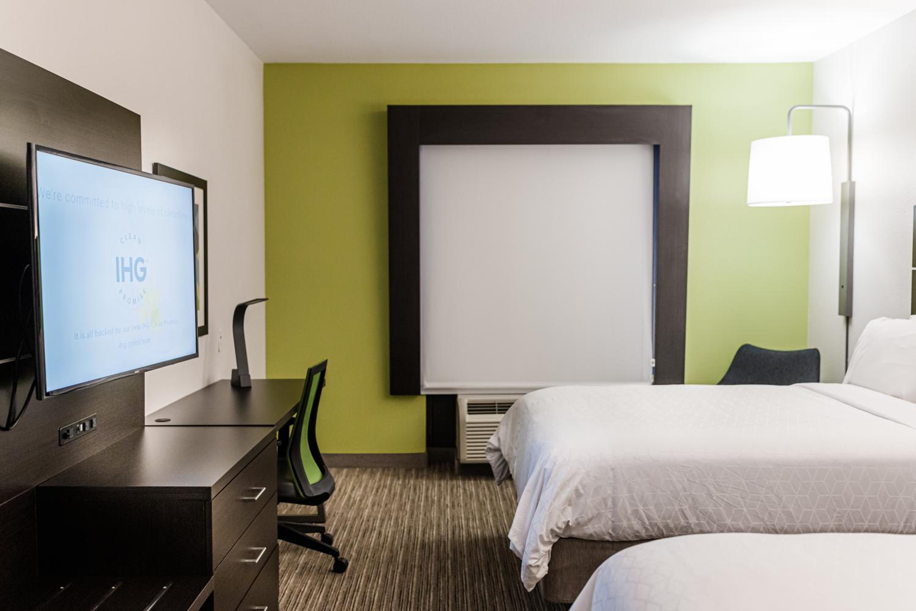 Standard Room with Two Queen Beds - Photo 5