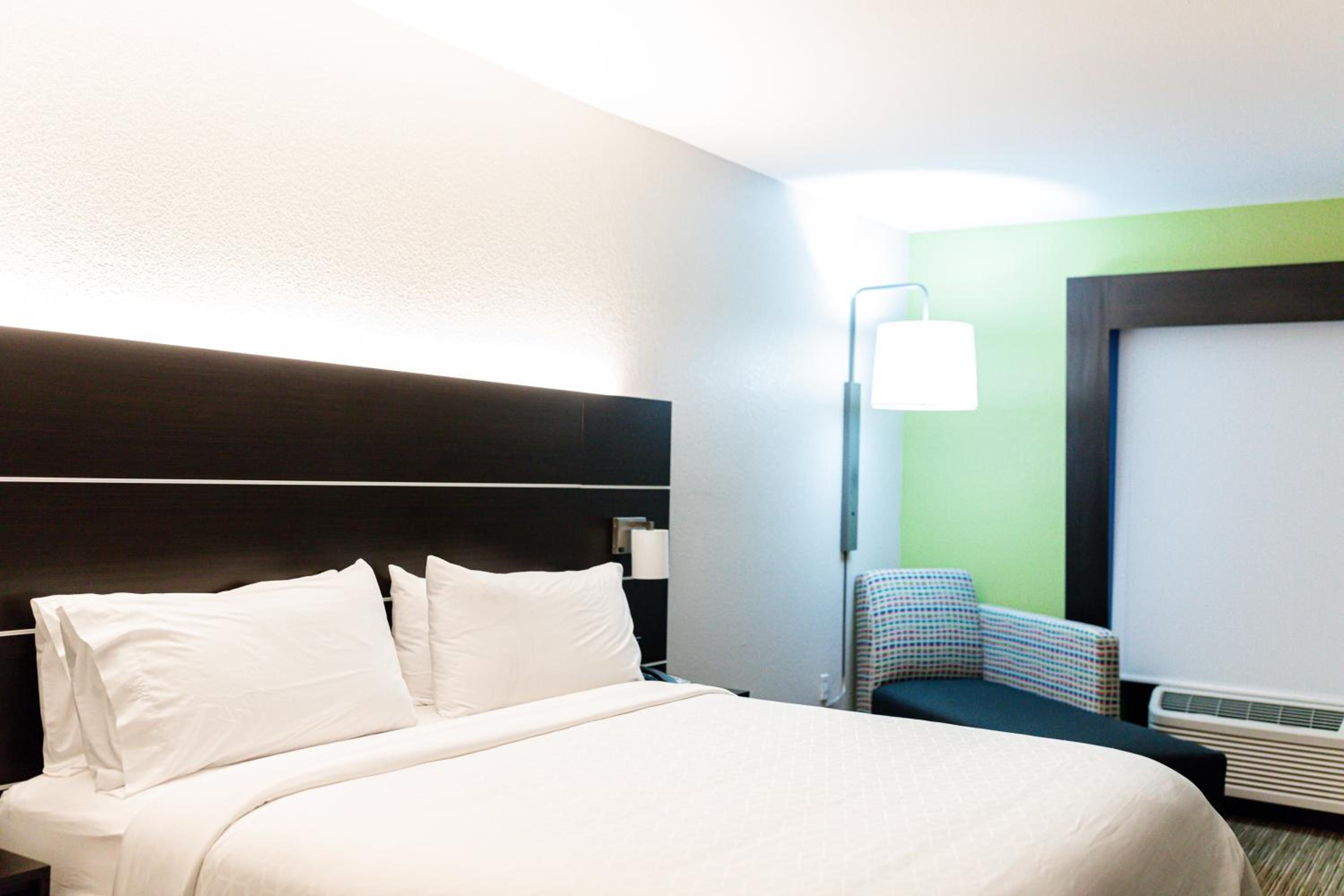 Standard King Room - Photo 7