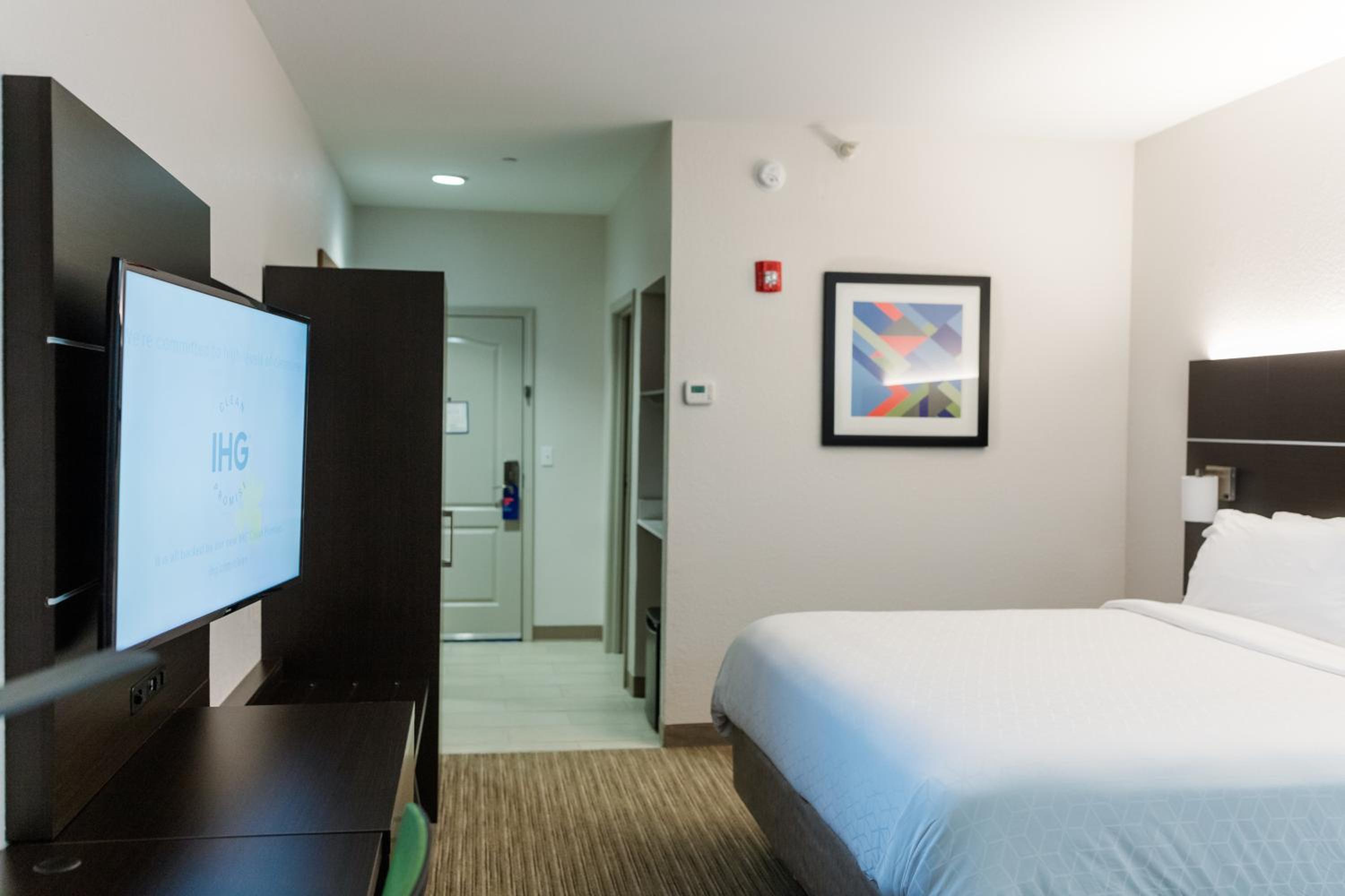 Standard King Room - Photo 6