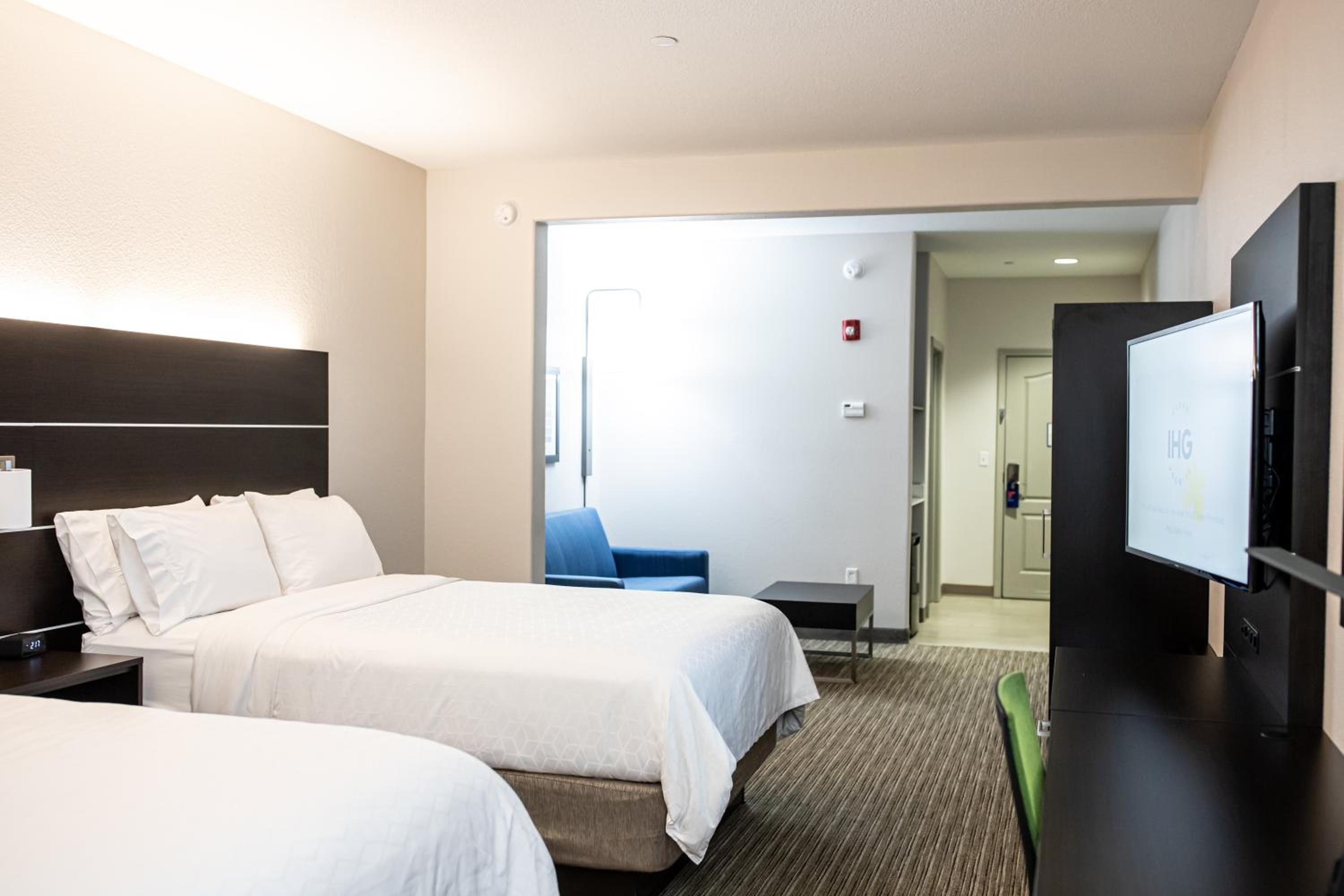 Queen Suite with Two Queen Beds - Photo 8