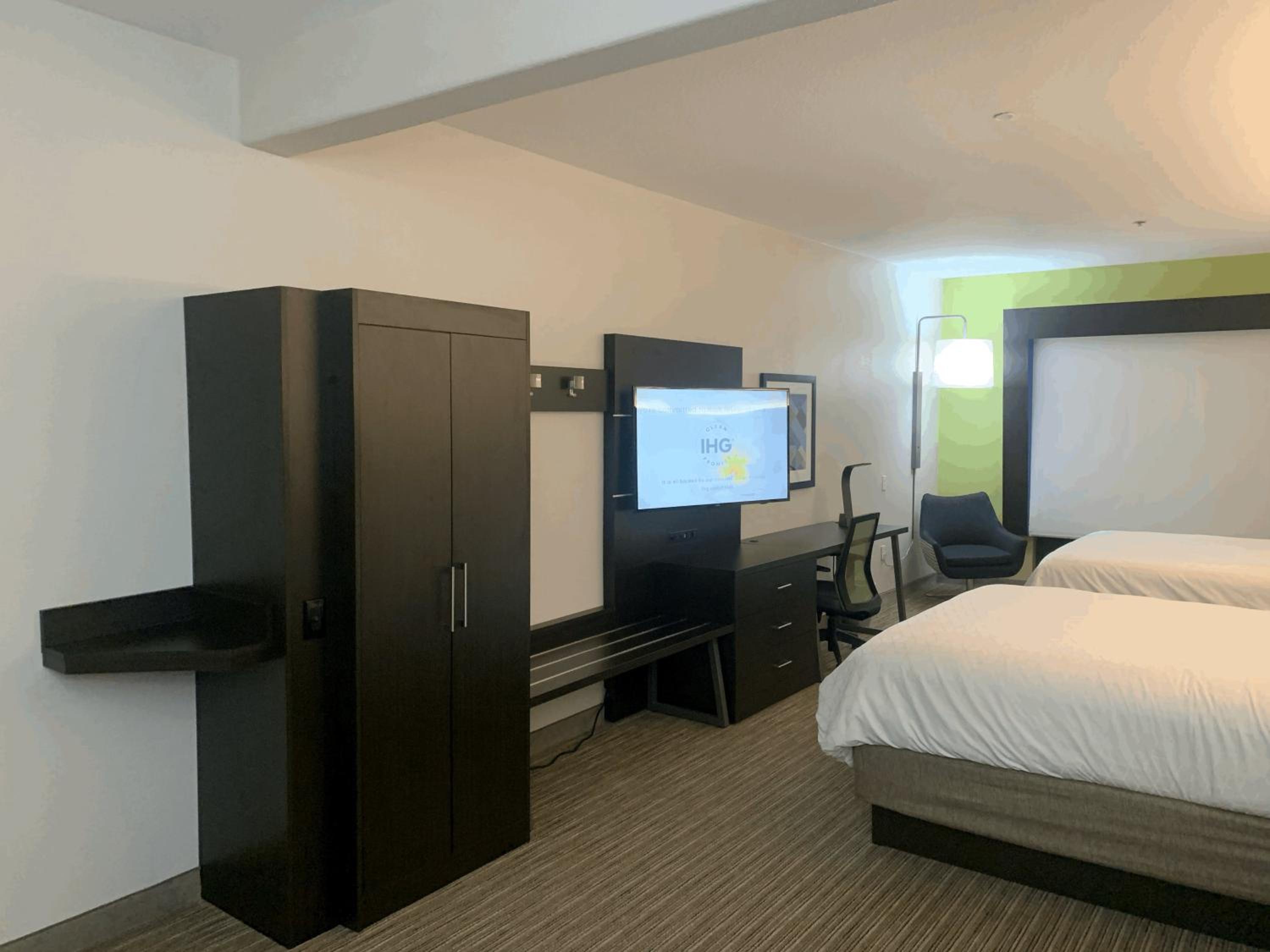 Standard Room with Two Queen Beds - Photo 6