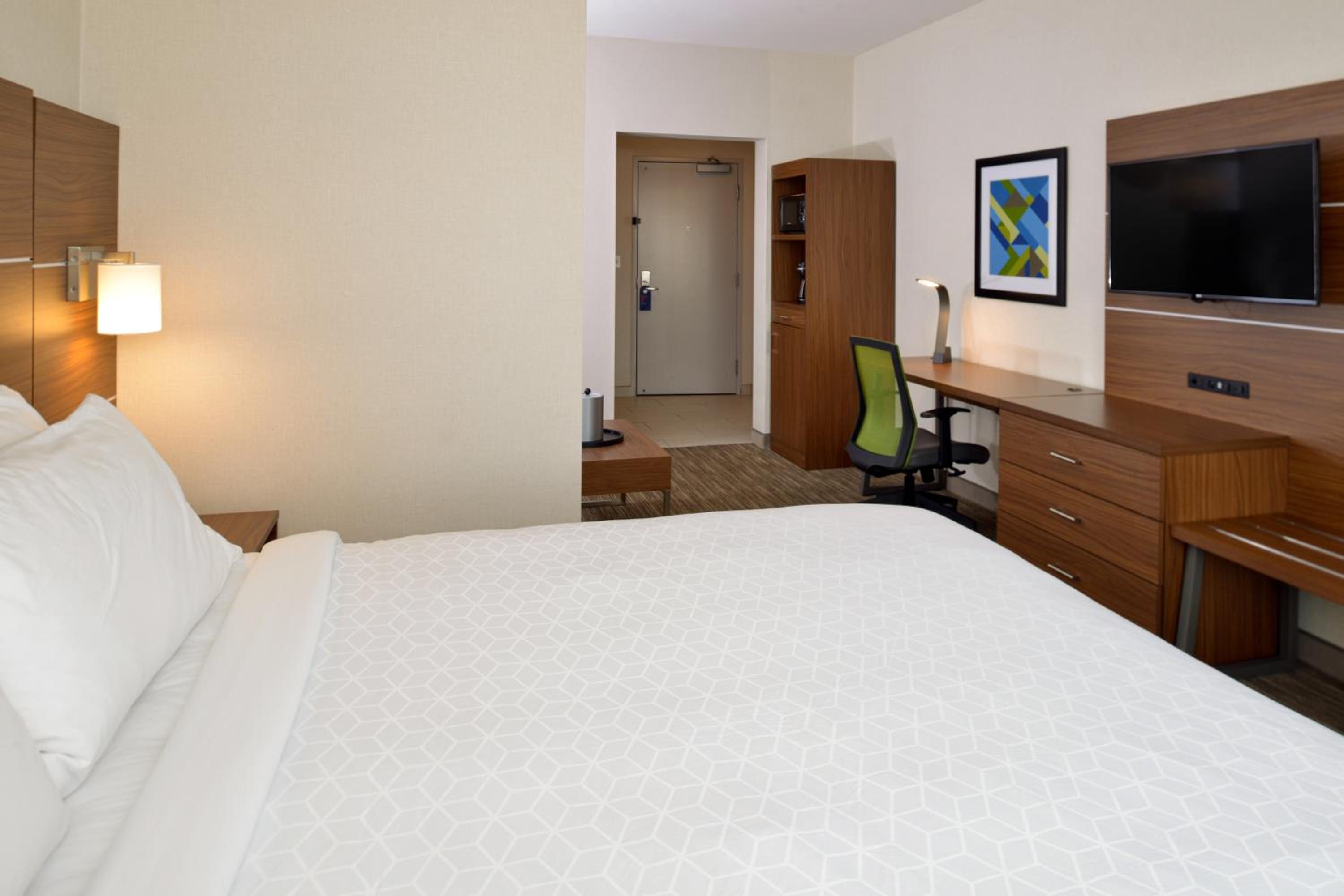 King Room with Roll-In Shower - Hearing Accessible photo 1
