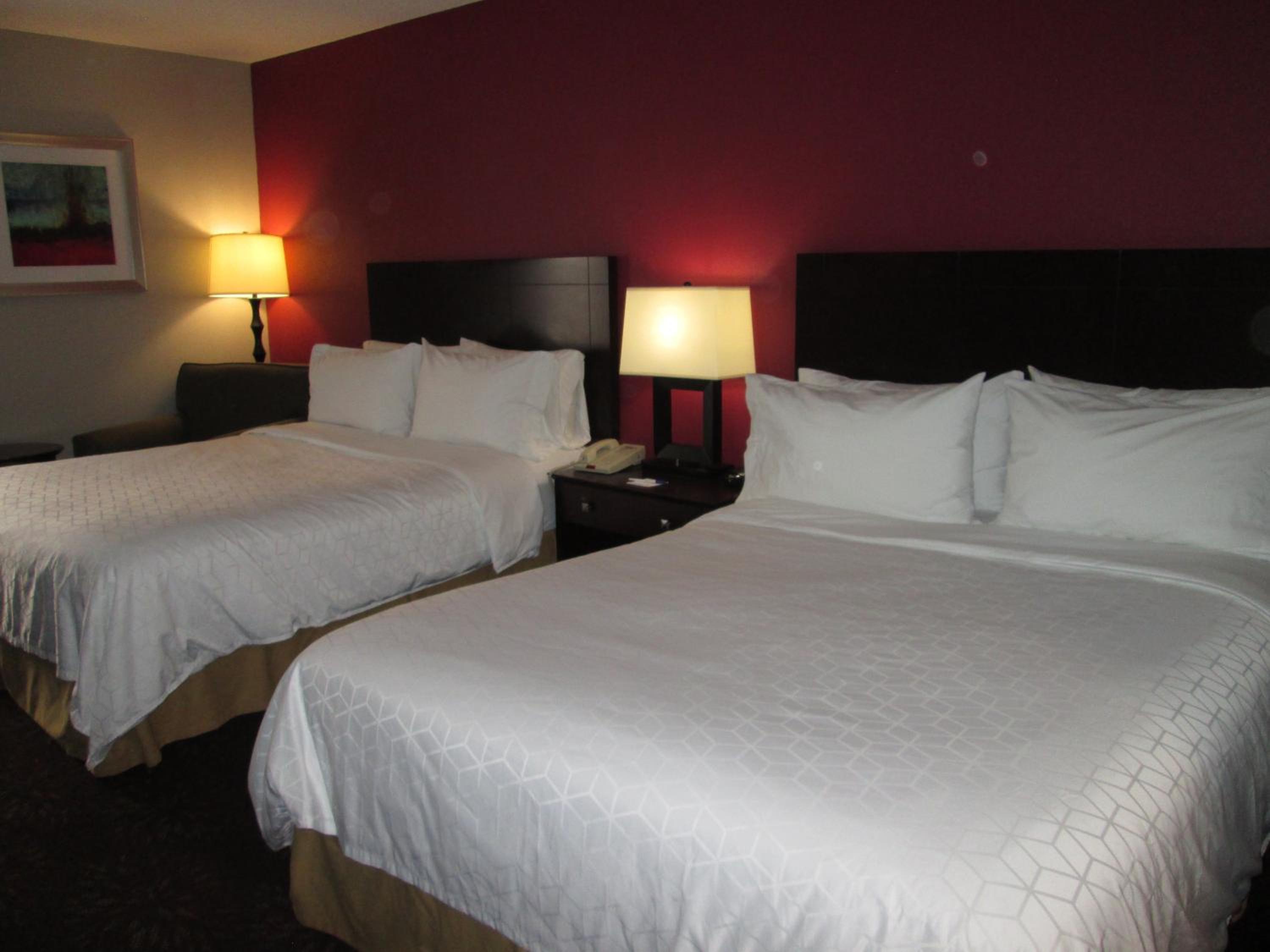 Queen Room with Two Queen Beds - Mobility Access Tub/Non-Smoking - Photo 2