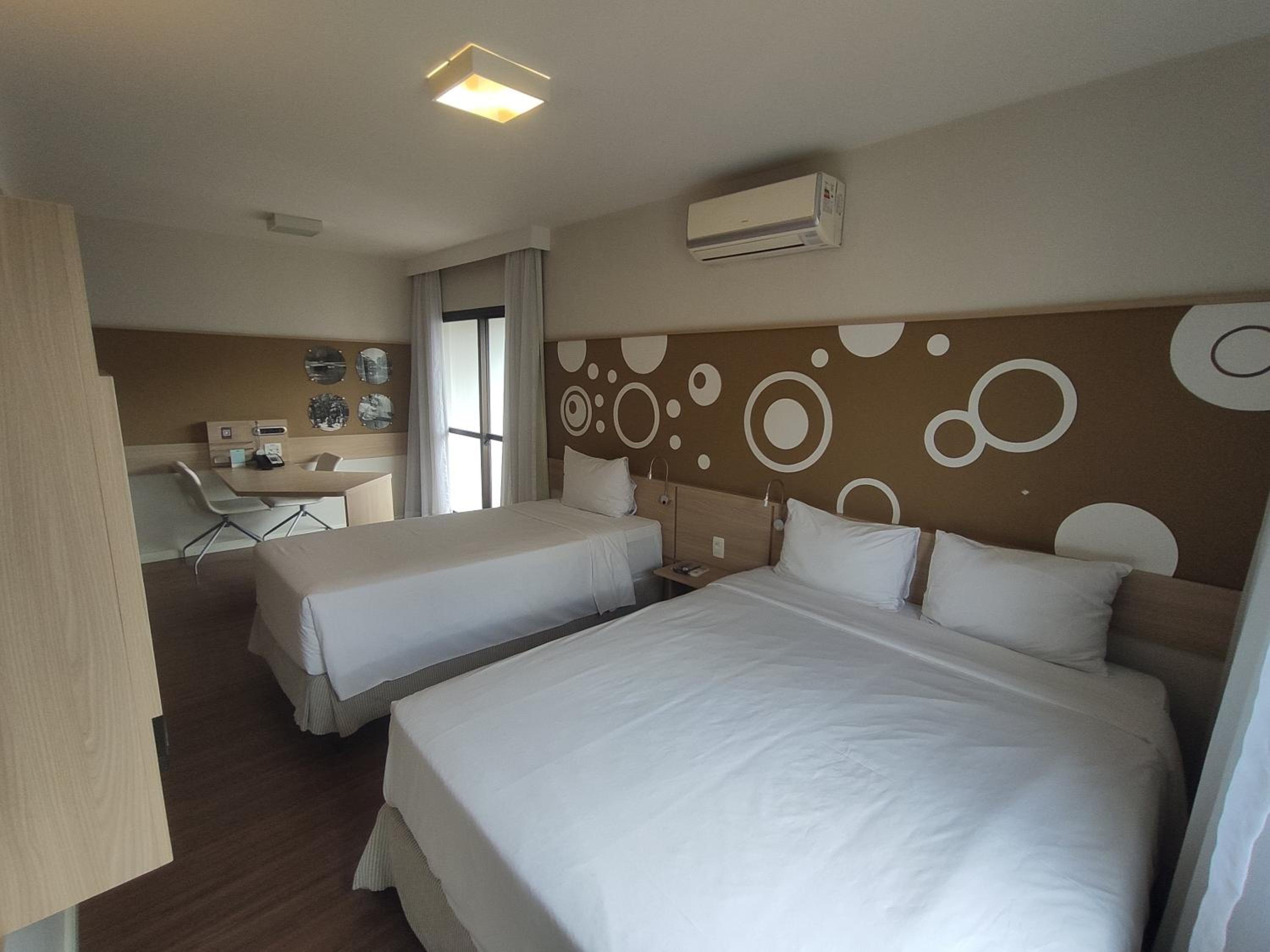 One-Bedroom Apartment with One Queen Bed and One Single Bed