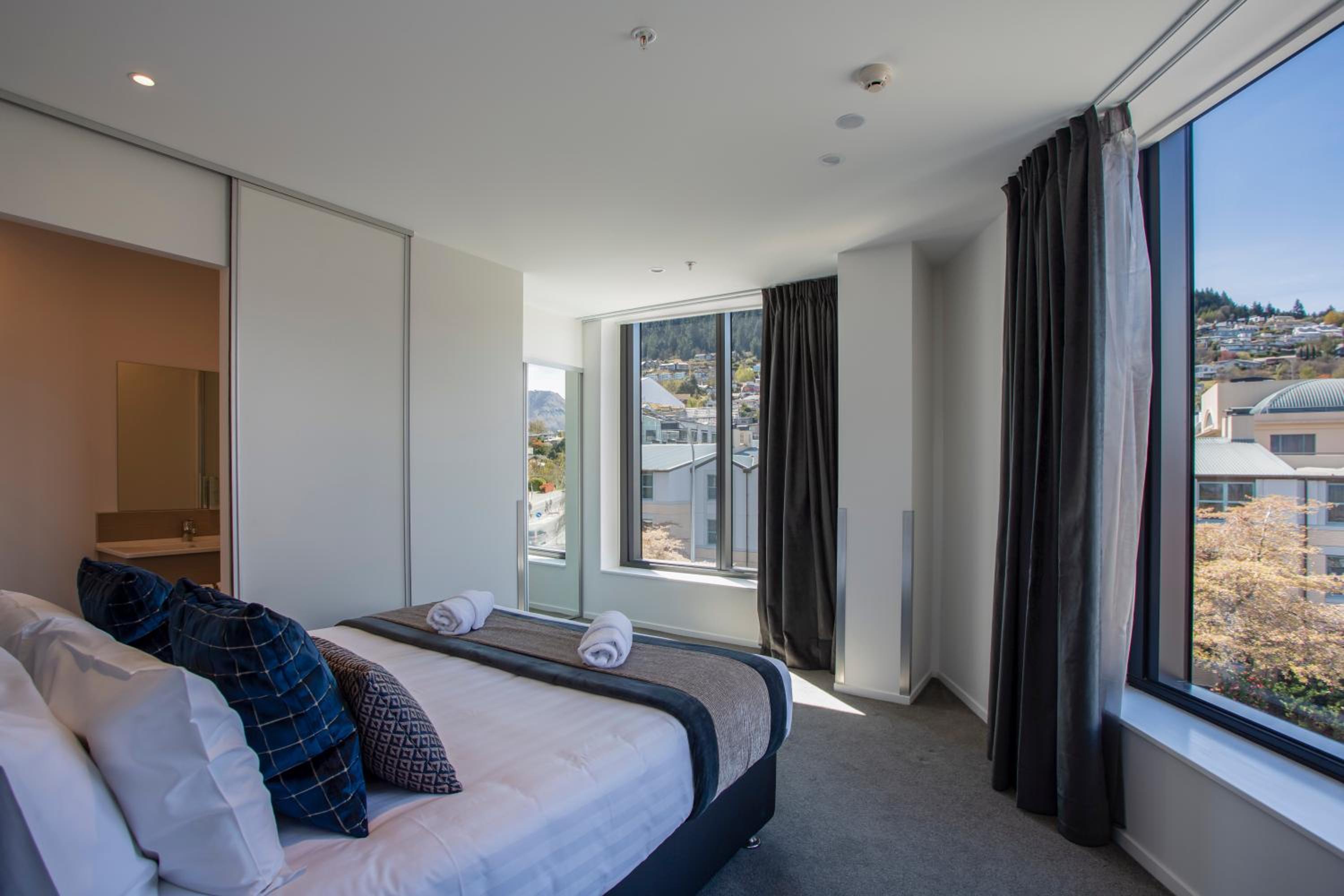 Two-Bedroom Apartment - Lake View