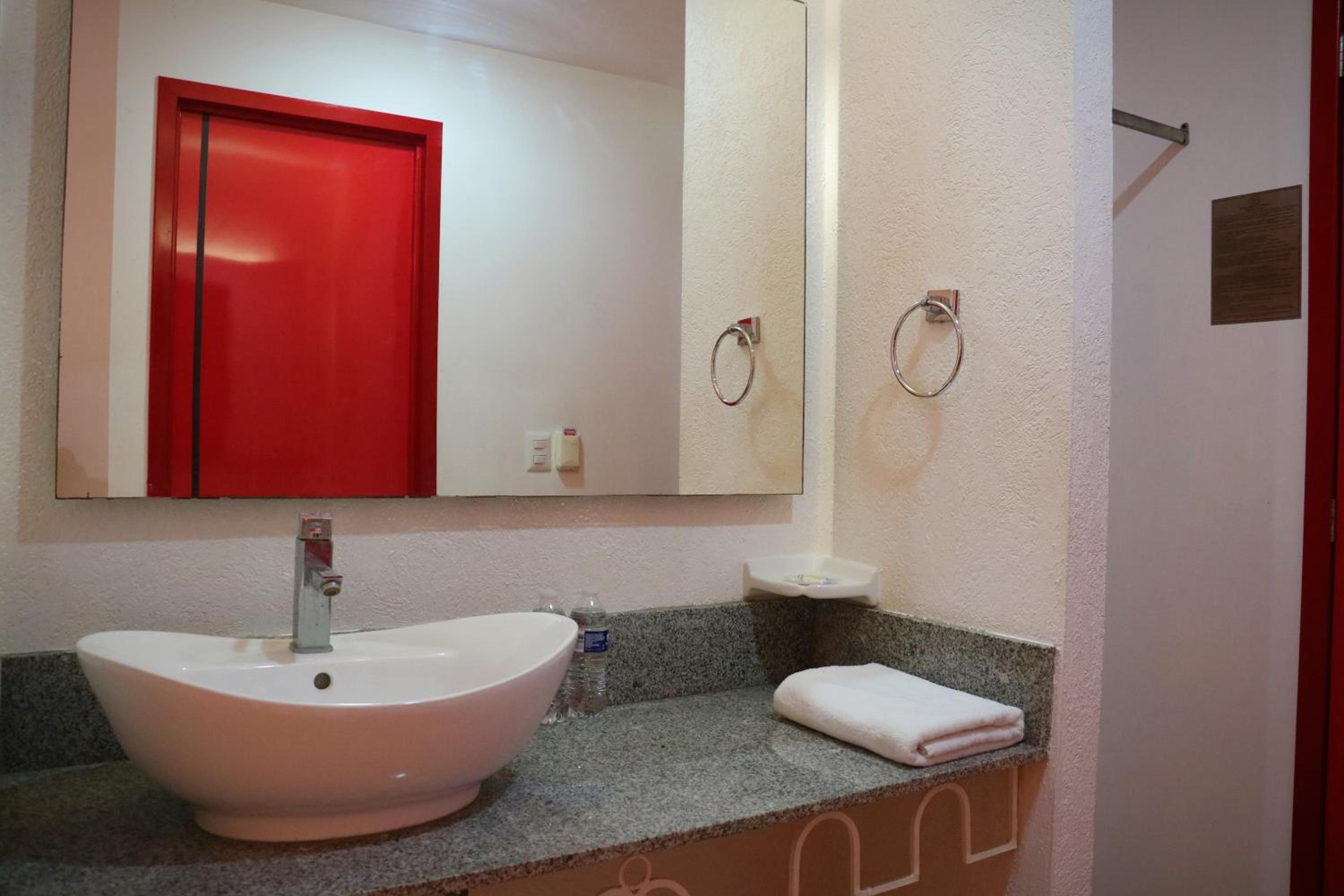 Standard Twin Room - Photo 8