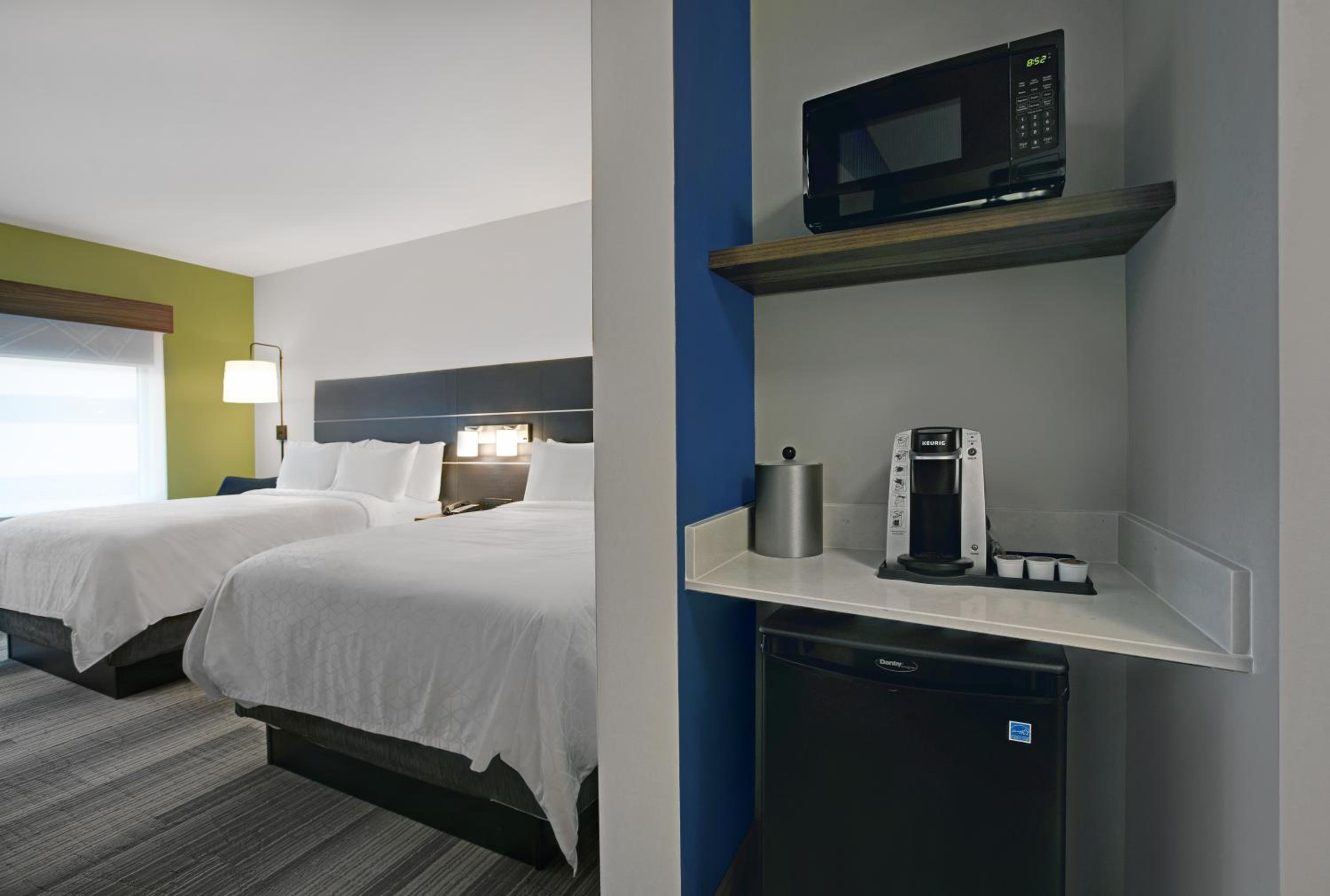 Standard Room with Two Queen Beds - Photo 16