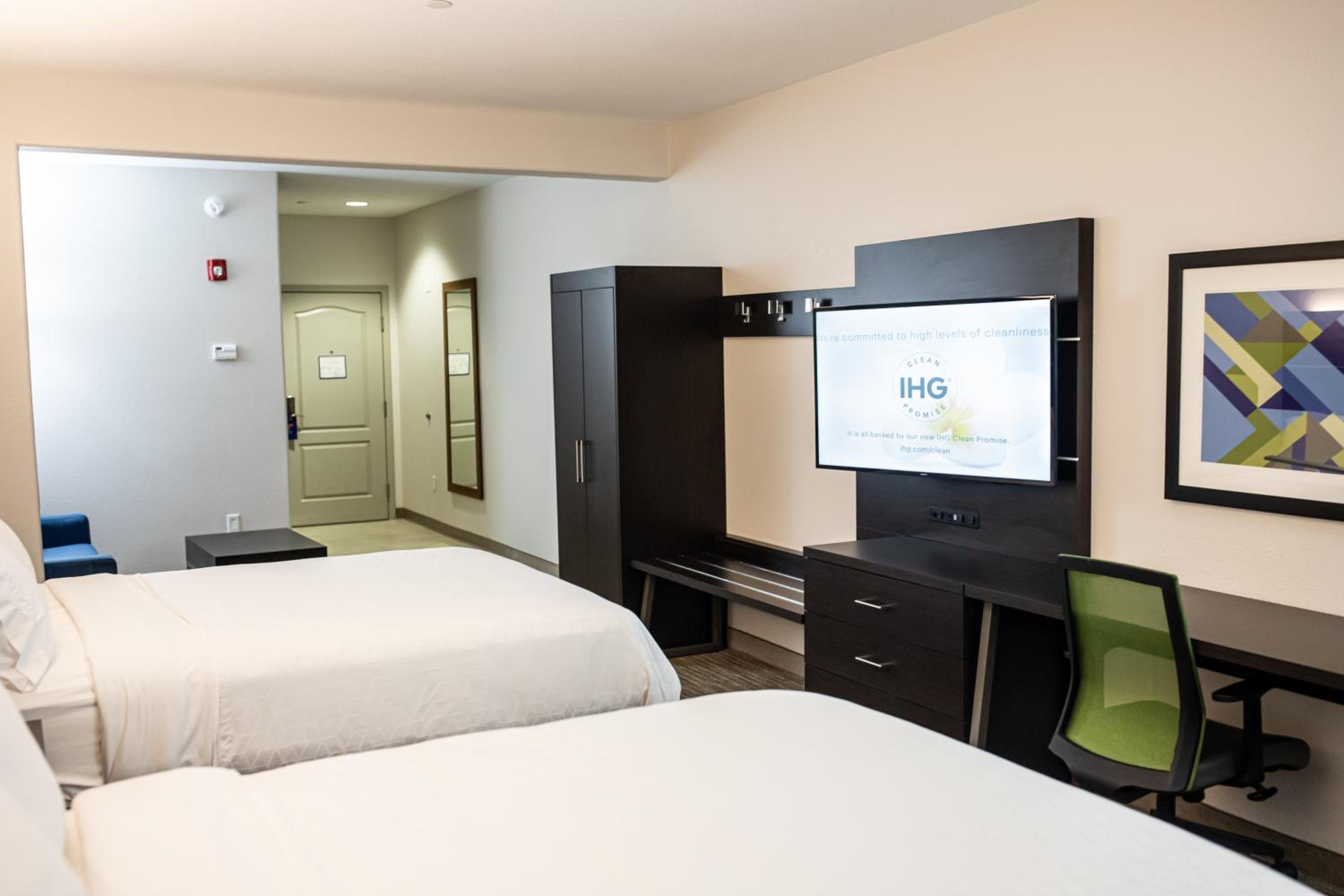 Queen Suite with Two Queen Beds - Photo 3