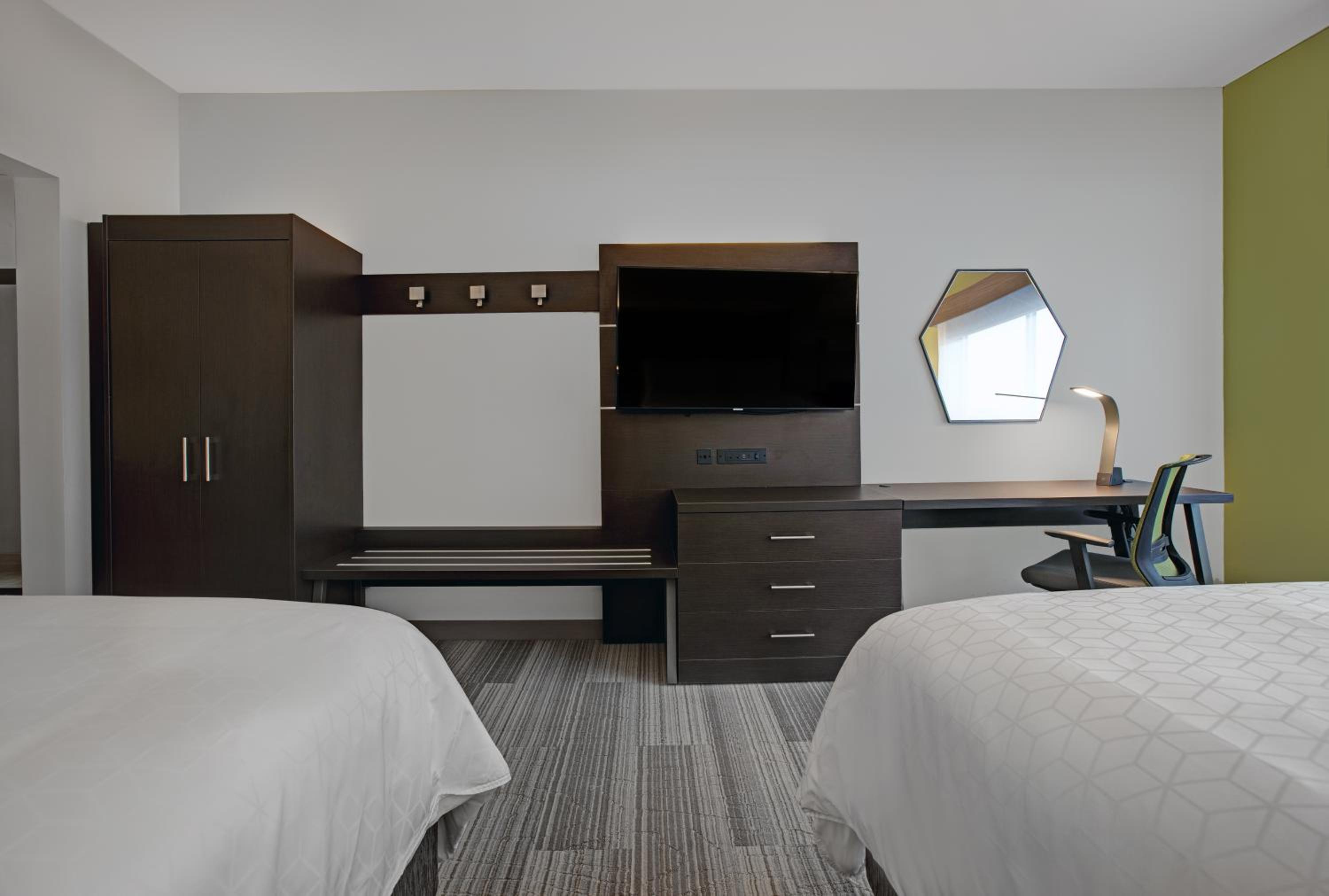 Standard Room with Two Queen Beds - Photo 5