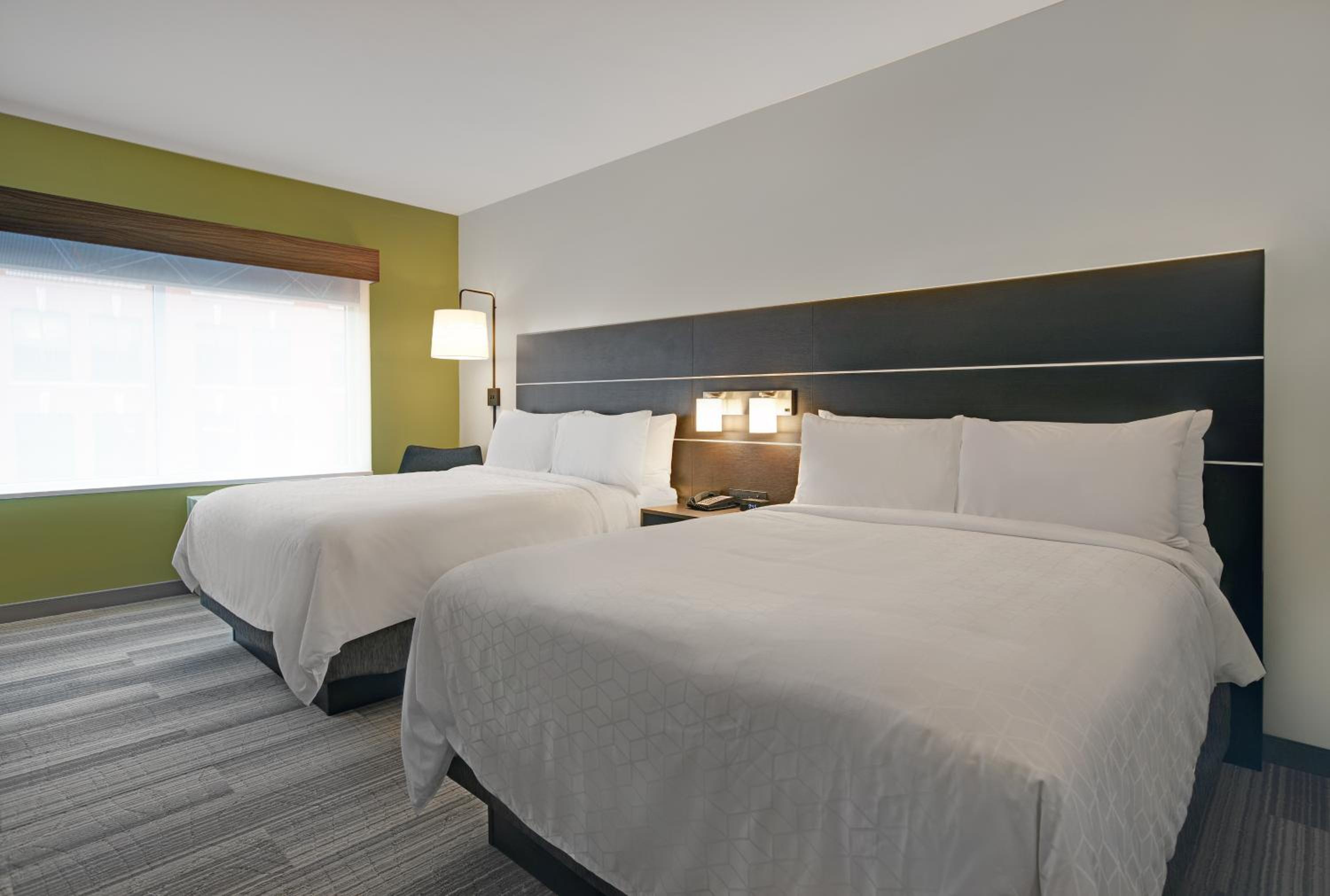 Standard Room with Two Queen Beds - Photo 4