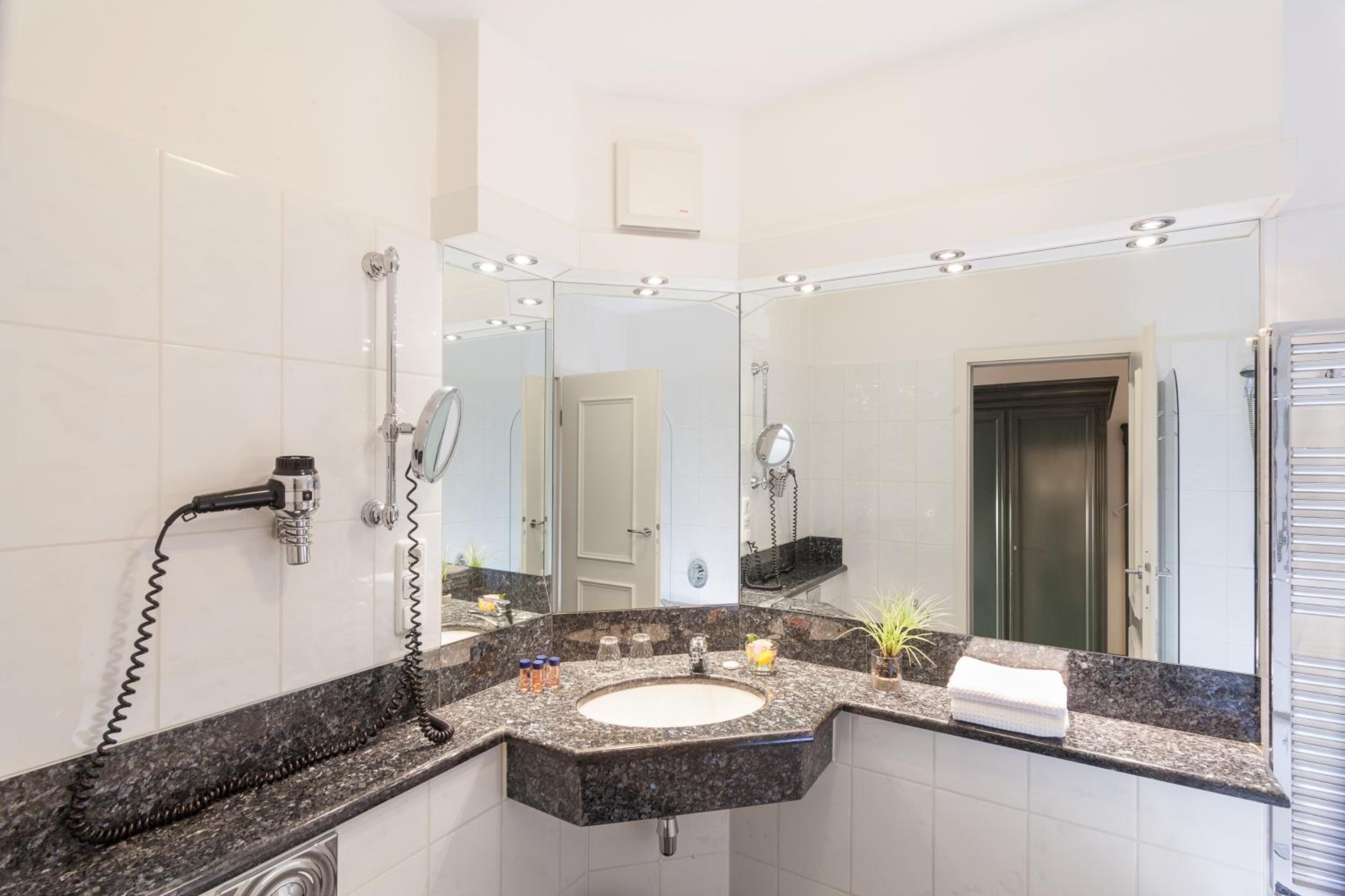 Superior Double or Twin Room - Photo 4