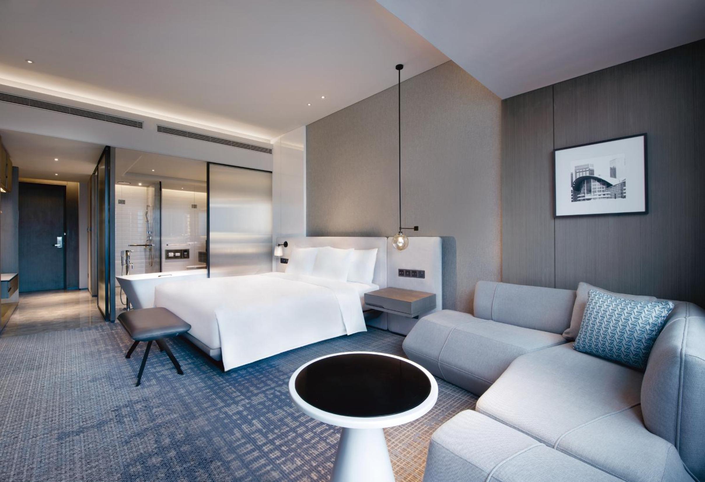 Standard King Room with Lounge Access