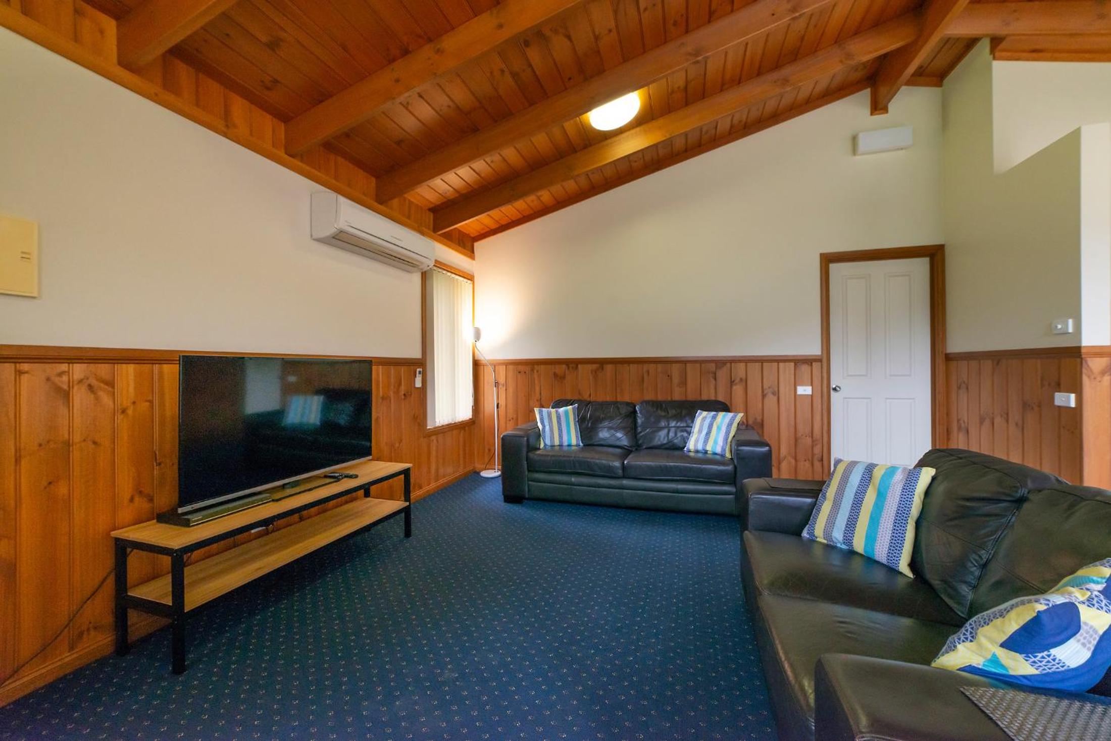 Two-Bedroom Chalet with One Queen Bed and Three Single Beds
