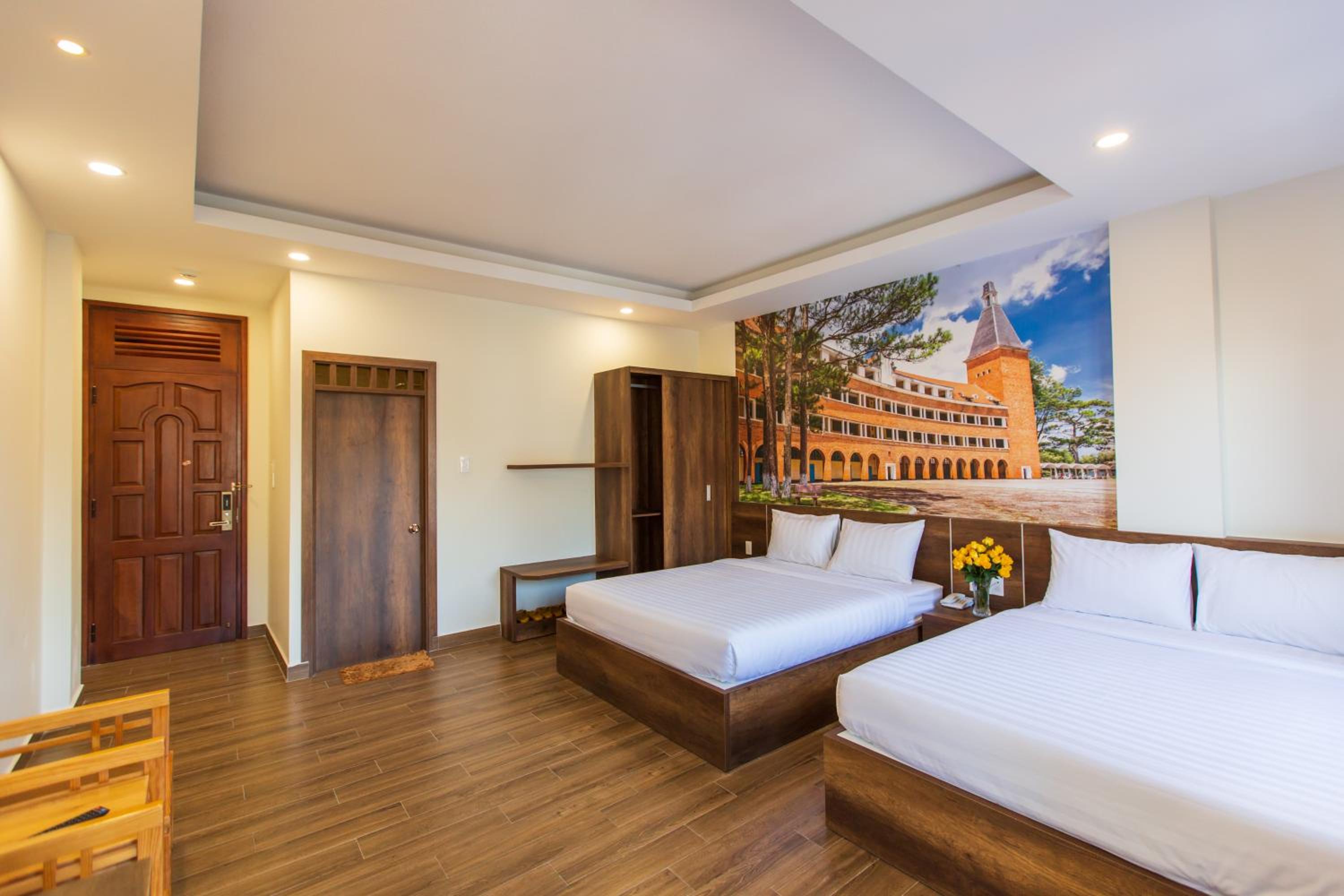 Quadruple Room with Balcony - Photo 8