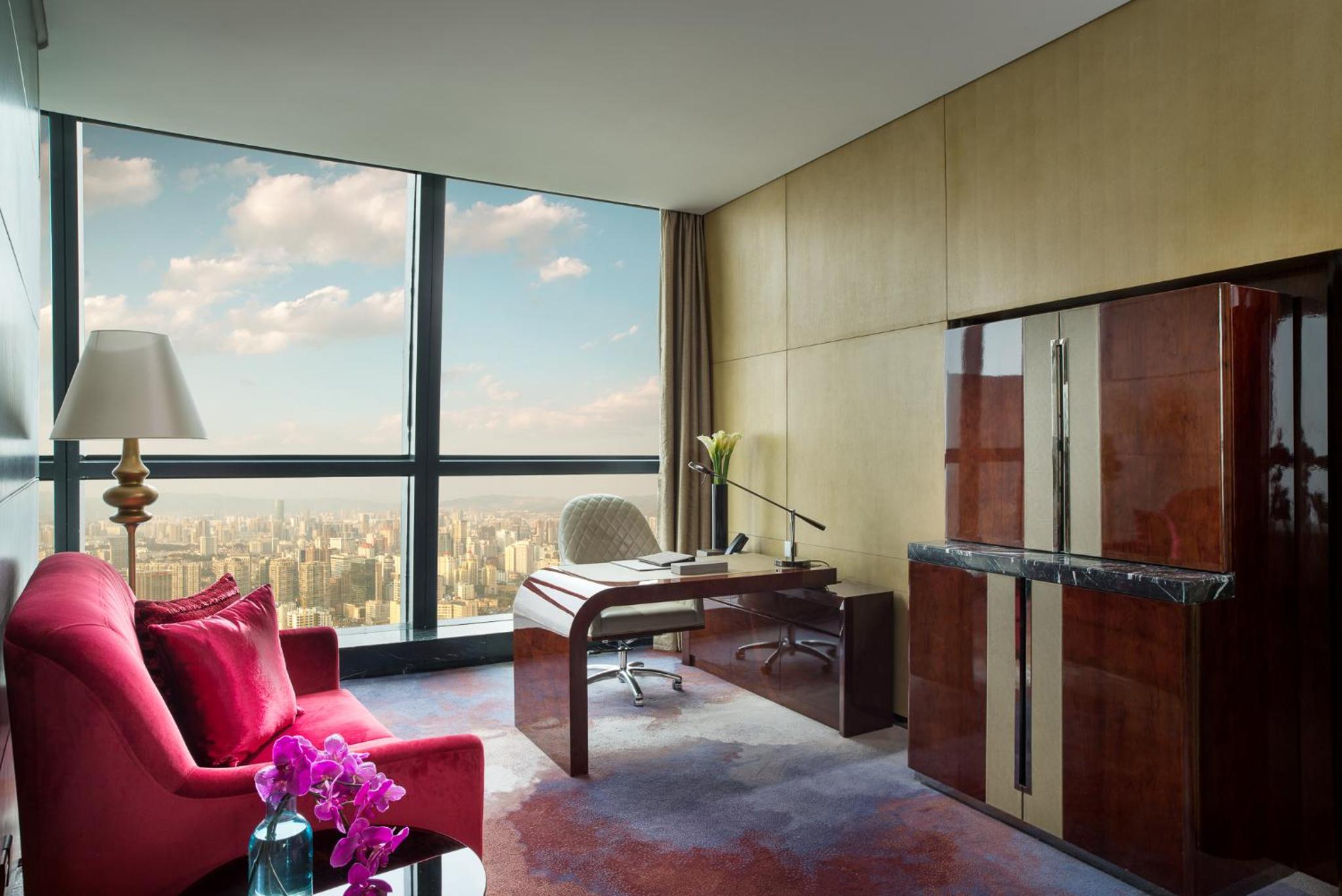Junior King Suite with City View and Club Access photo 3
