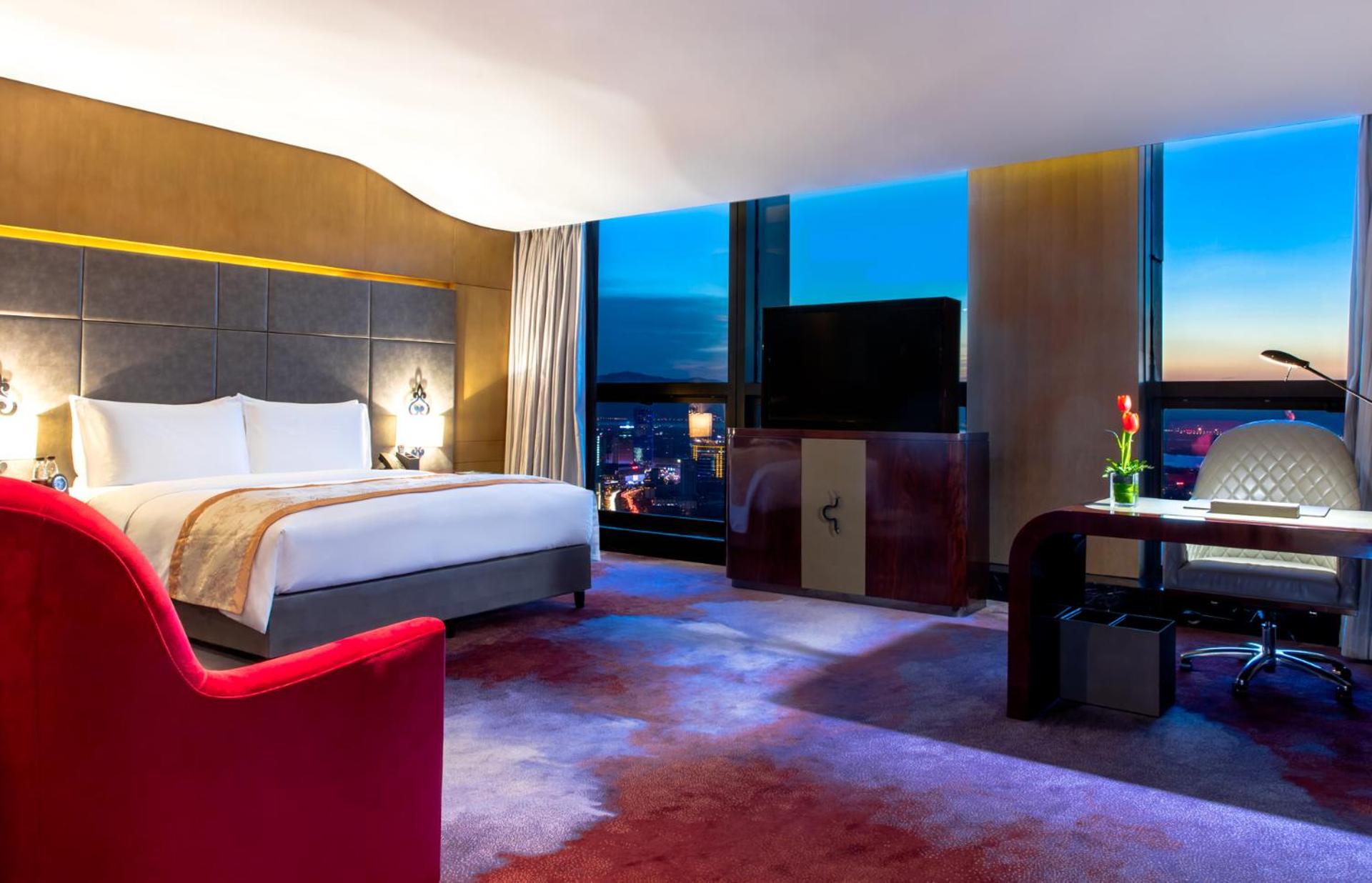 Junior King Suite with City View and Club Access