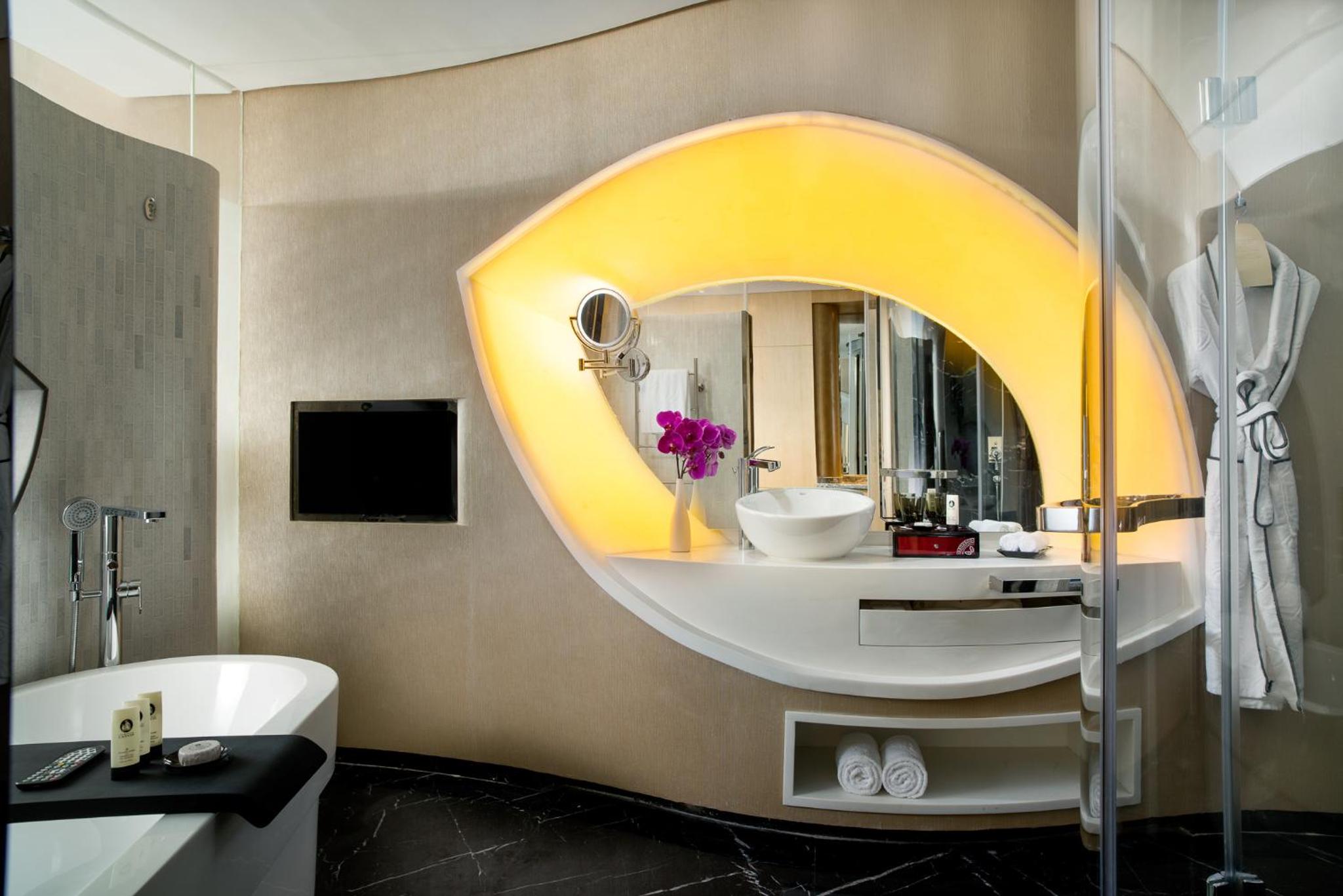 Junior King Suite with City View and Club Access photo 2