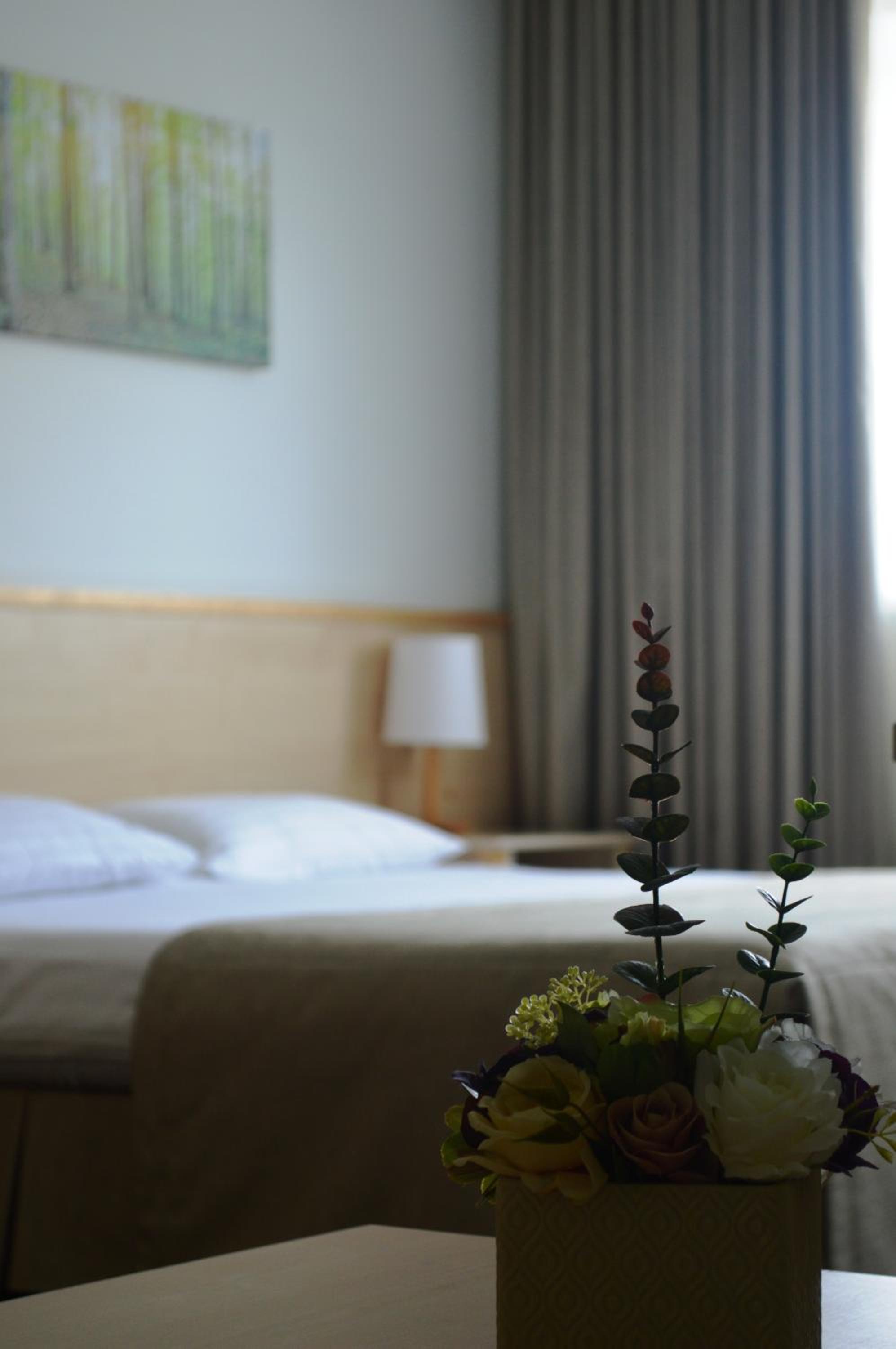 Business Friendly Room - Photo 2