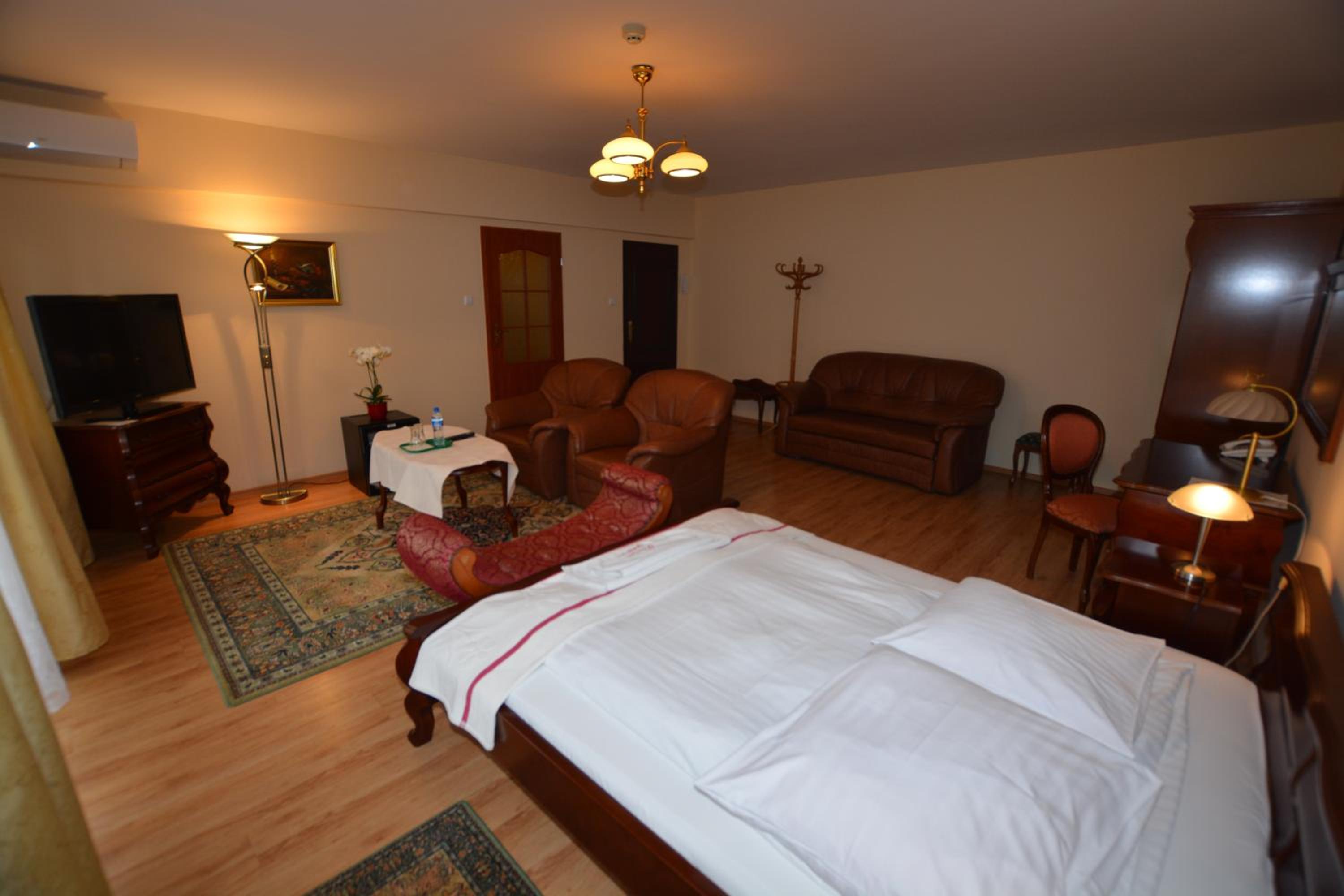 Deluxe Double Room with Balcony - Photo 4