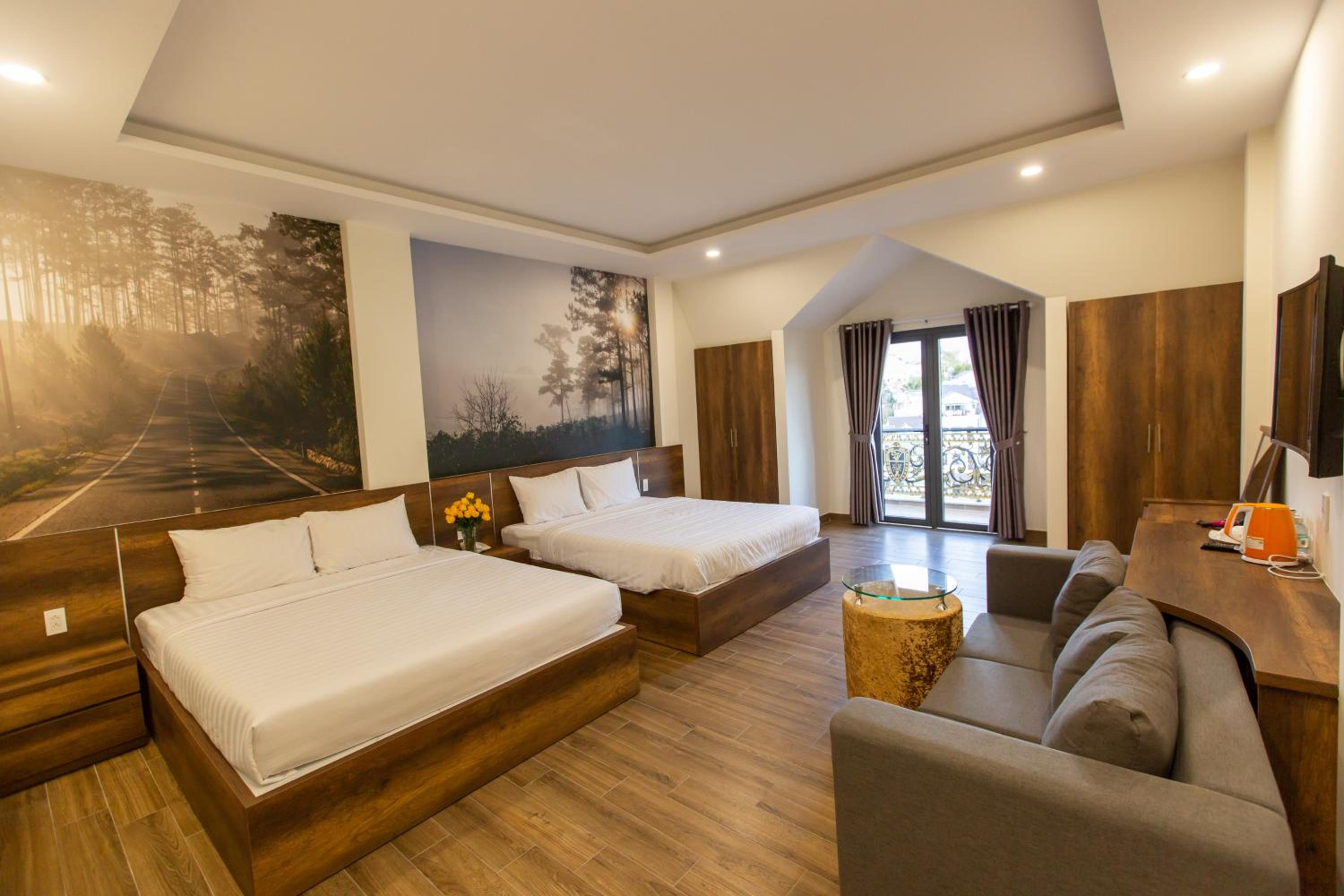 Quadruple Room with Balcony - Photo 4
