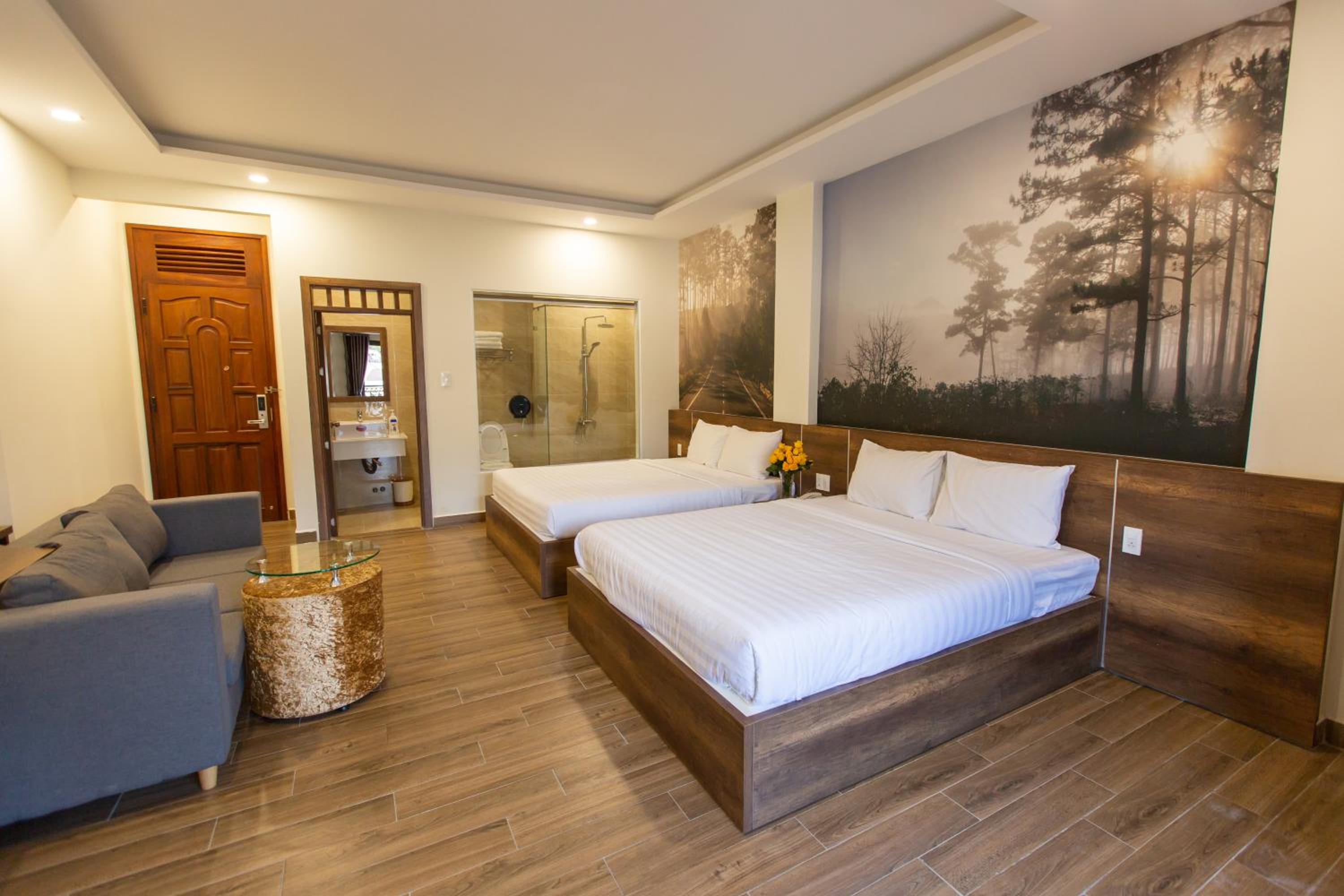 Quadruple Room with Balcony - Photo 2