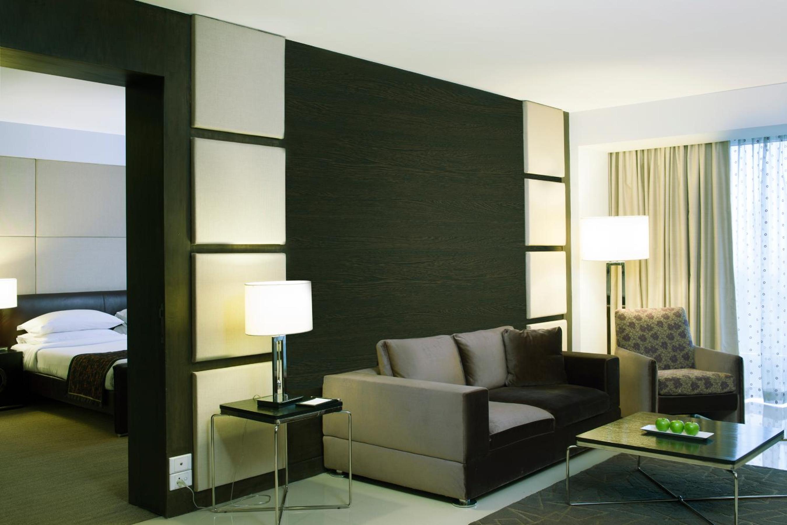Junior Suite with Complimentary 2 IMFL Drinks , 2 Pieces of Laundry per stay and 20% discount on Spa. - Photo 4