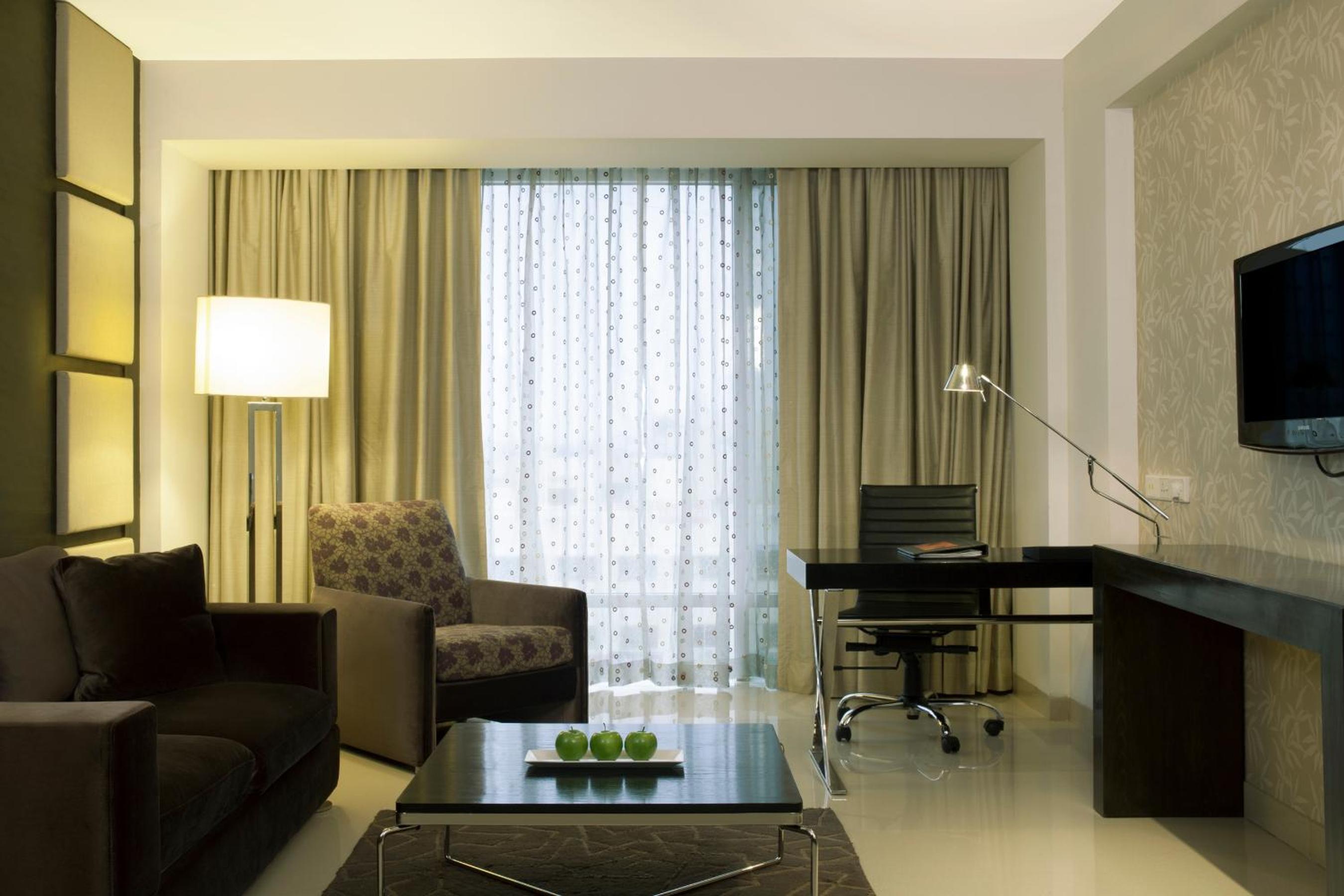 Junior Suite with Complimentary 2 IMFL Drinks , 2 Pieces of Laundry per stay and 20% discount on Spa. - Photo 3